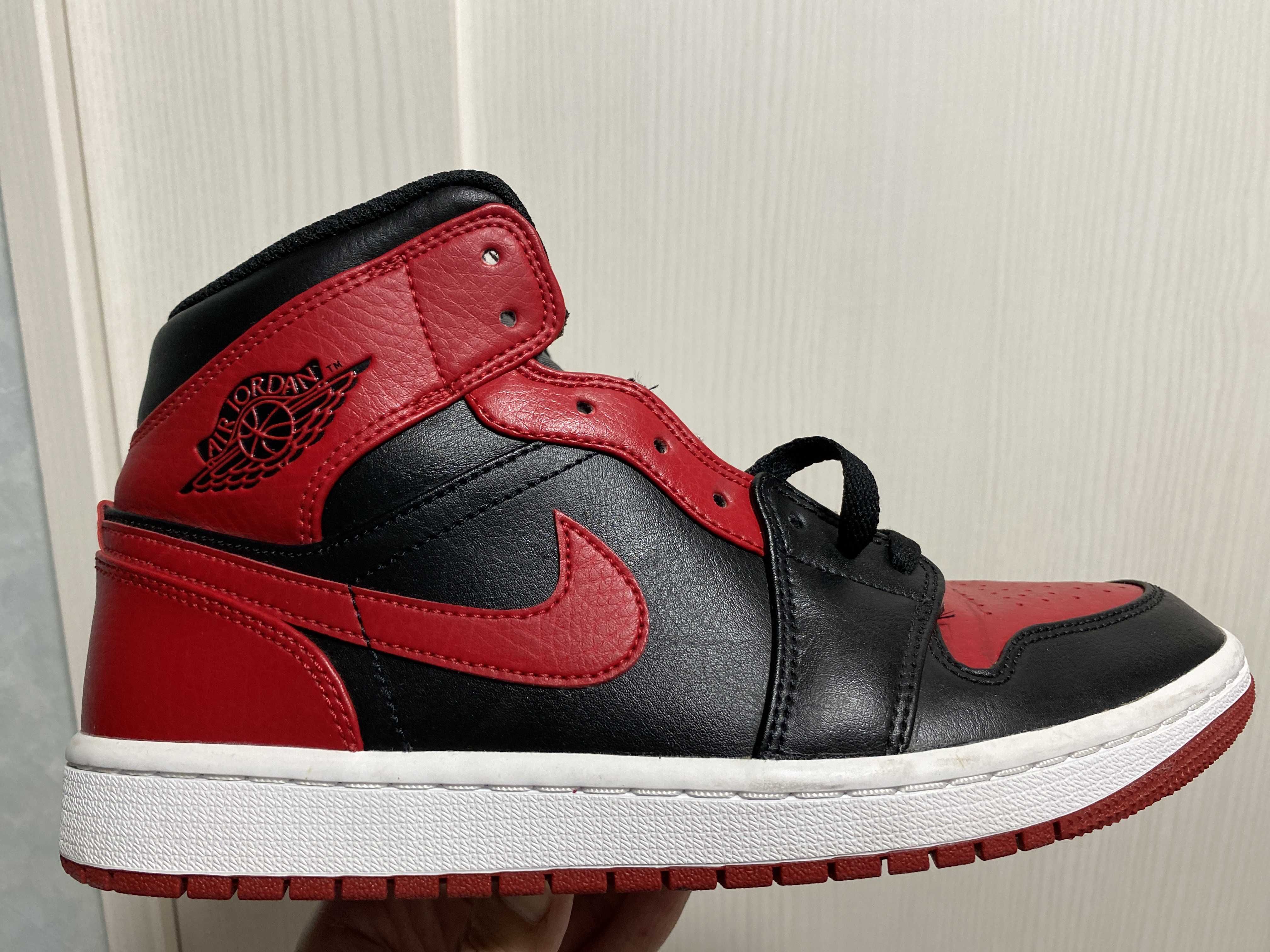 Nike Air Jordan 1 Mid "Bred"