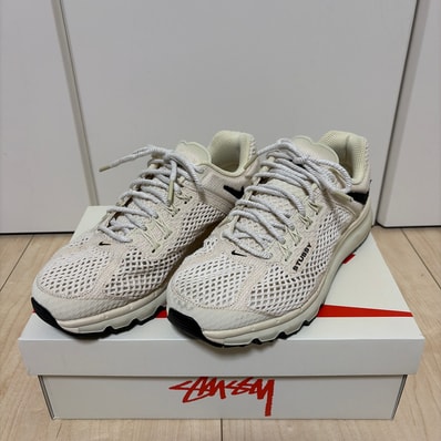 Stussy × Nike Air Max 2013 "Fossil"
