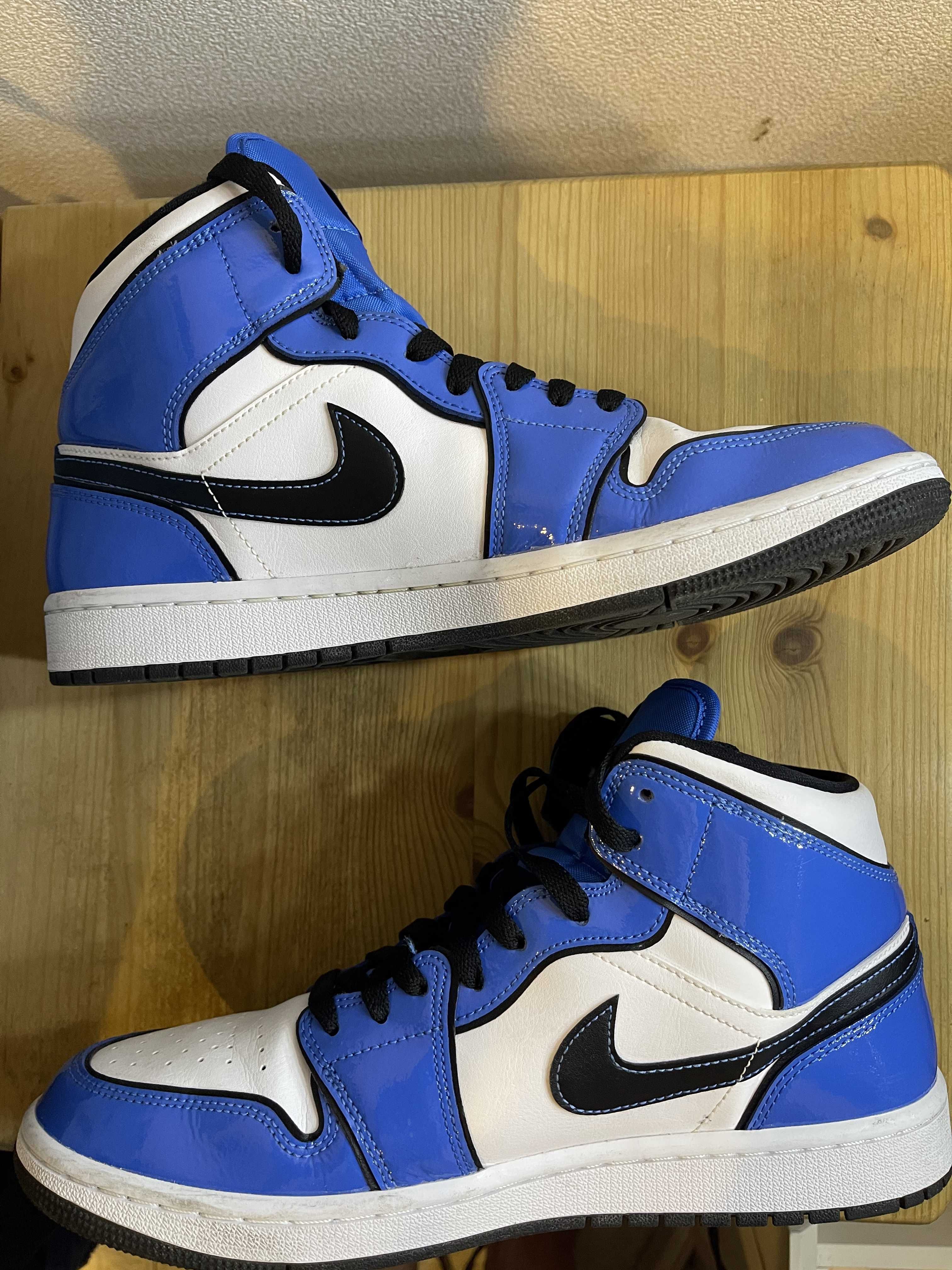Nike Air Jordan 1 Mid SE "Signal Blue"