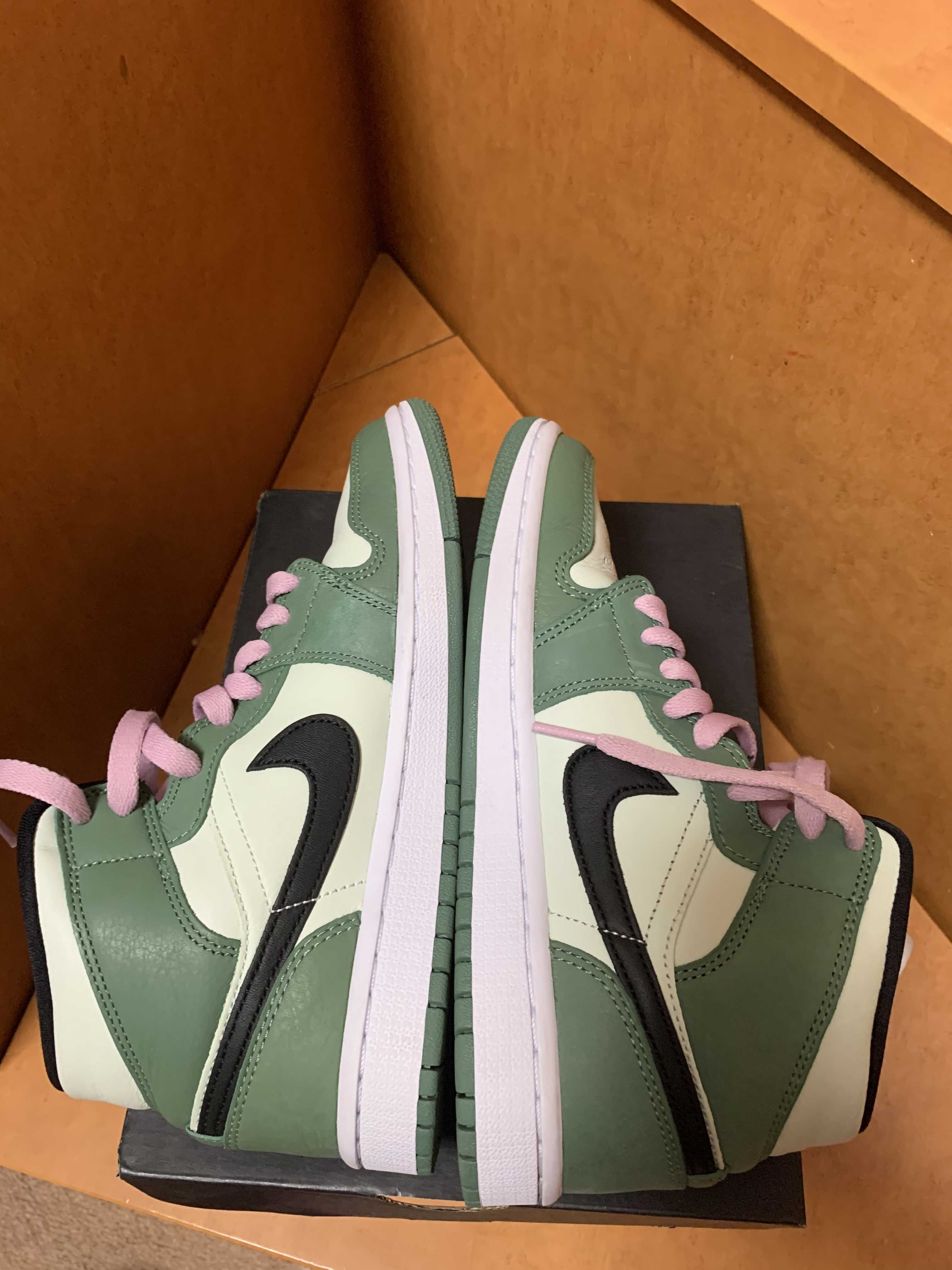 NIKE Women's AIR JORDAN 1 MID SE "DUTCH GREEN"