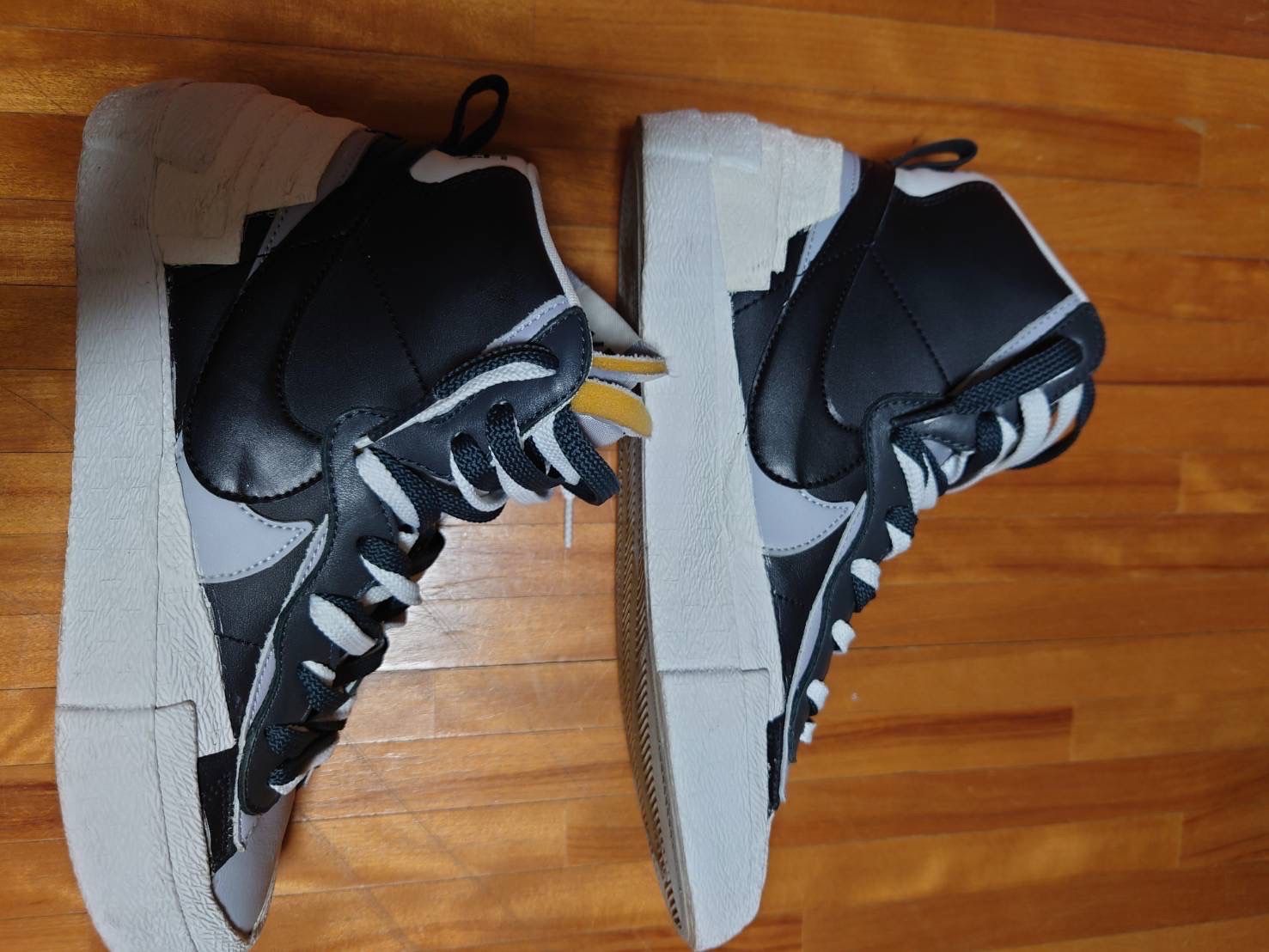 sacai × NIKE BLAZER MID "BLACK/WOLF GREY/WHITE"