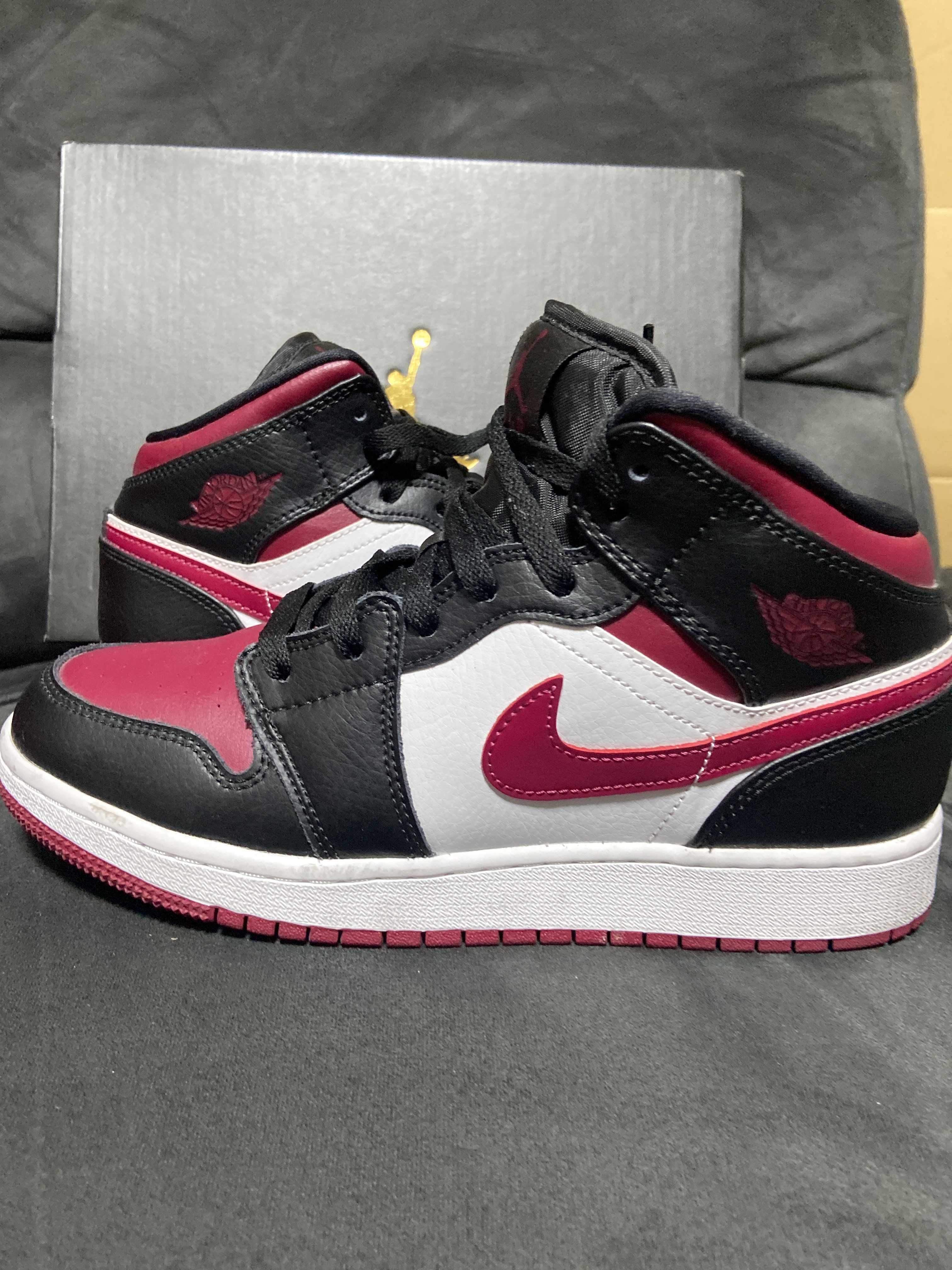 NIKE AIR JORDAN 1 MID GS "BLACK/RED/WHITE"