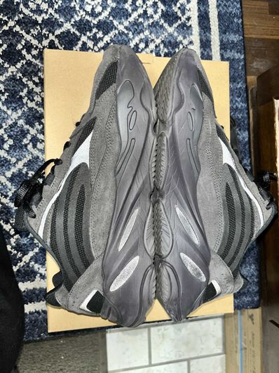 adidas YEEZY BOOST 700 V2 "Vanta"