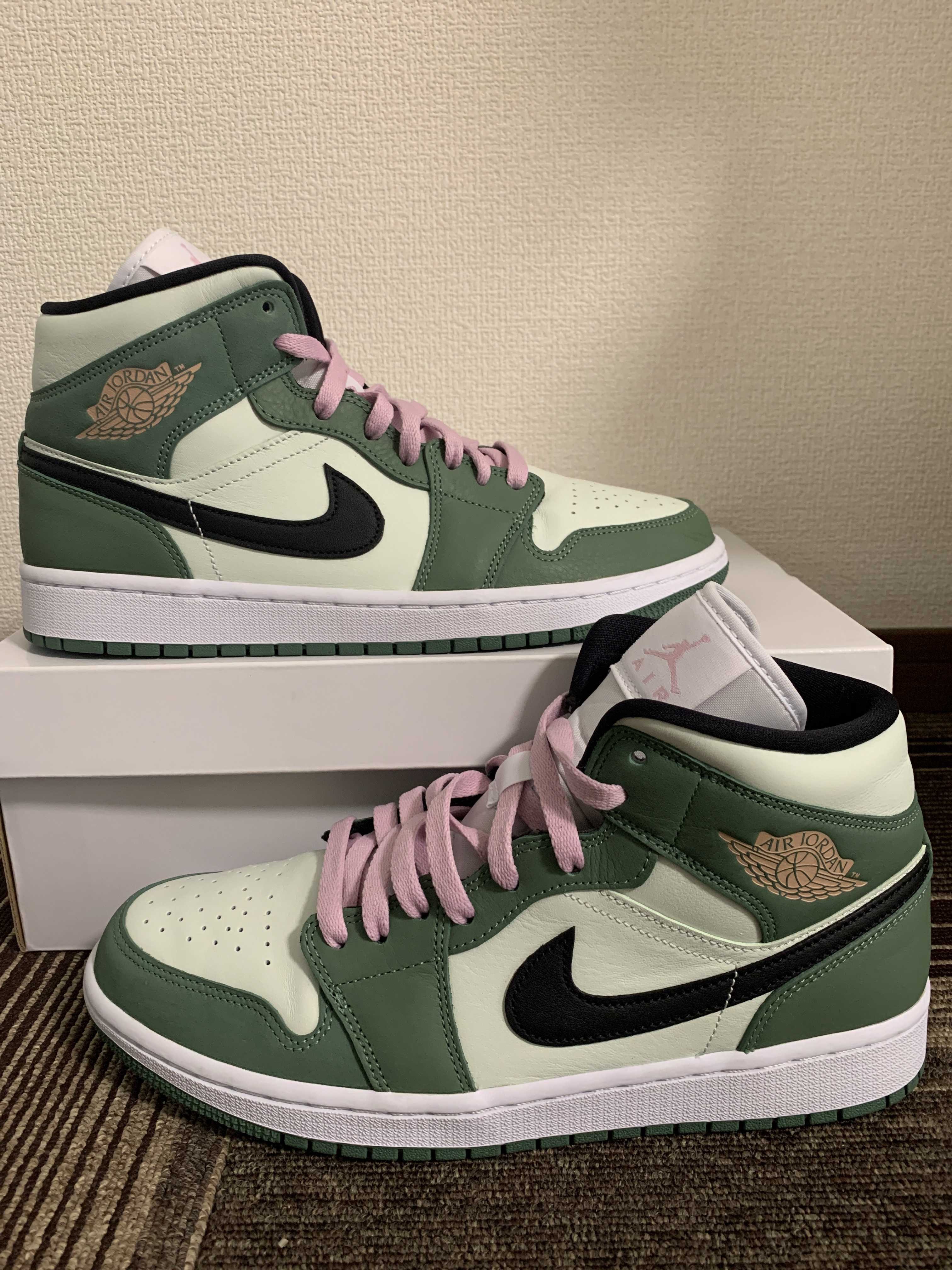 NIKE Women's AIR JORDAN 1 MID SE "DUTCH GREEN"