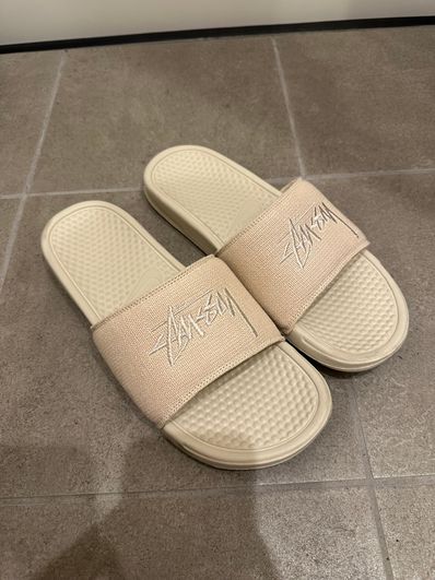 STUSSY × NIKE BENASSI SLIDE "STONE"