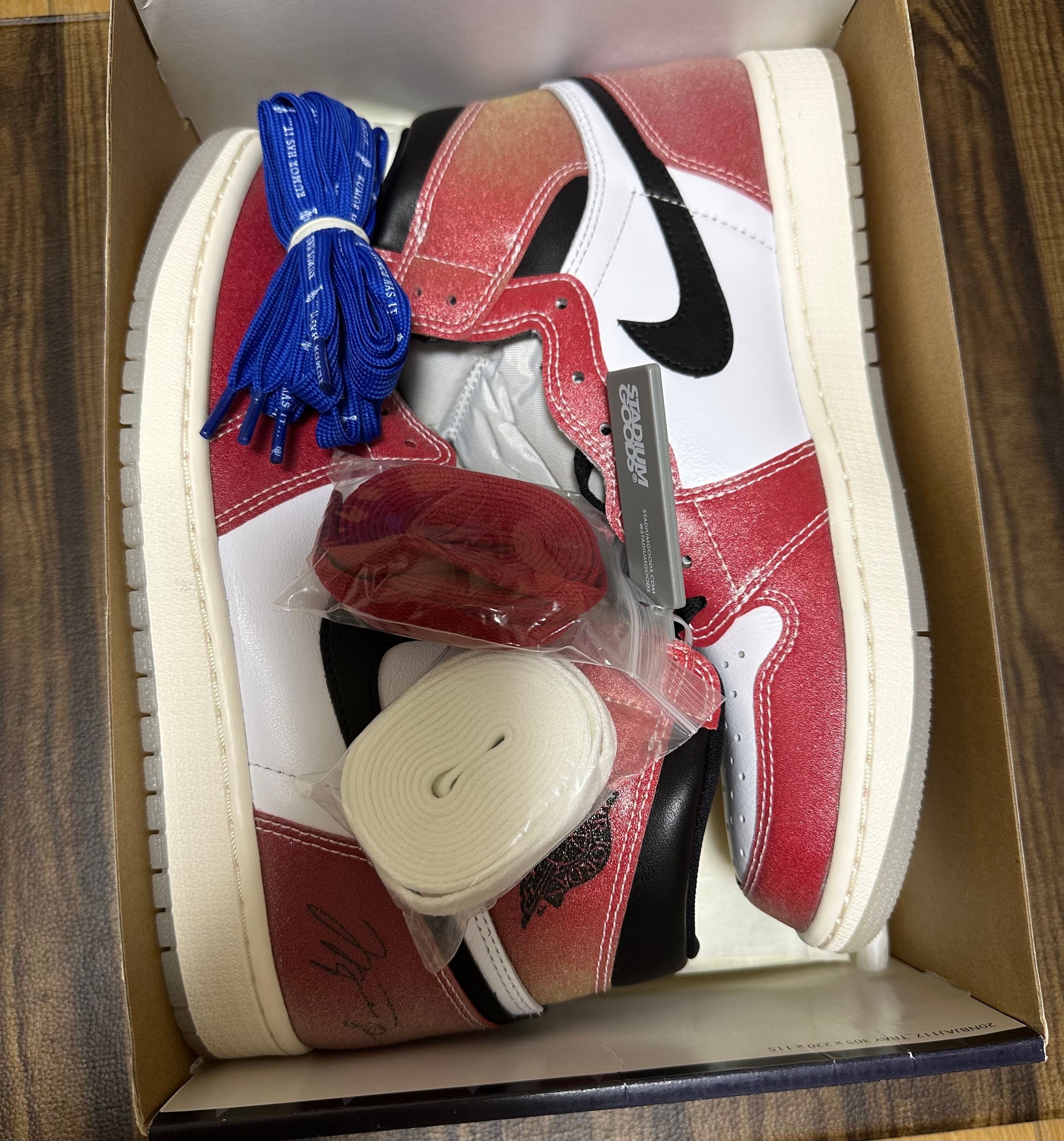 Trophy Room × Nike Air Jordan 1 Retro High "Chicago" (Friends and Family) (Blue Laces)
