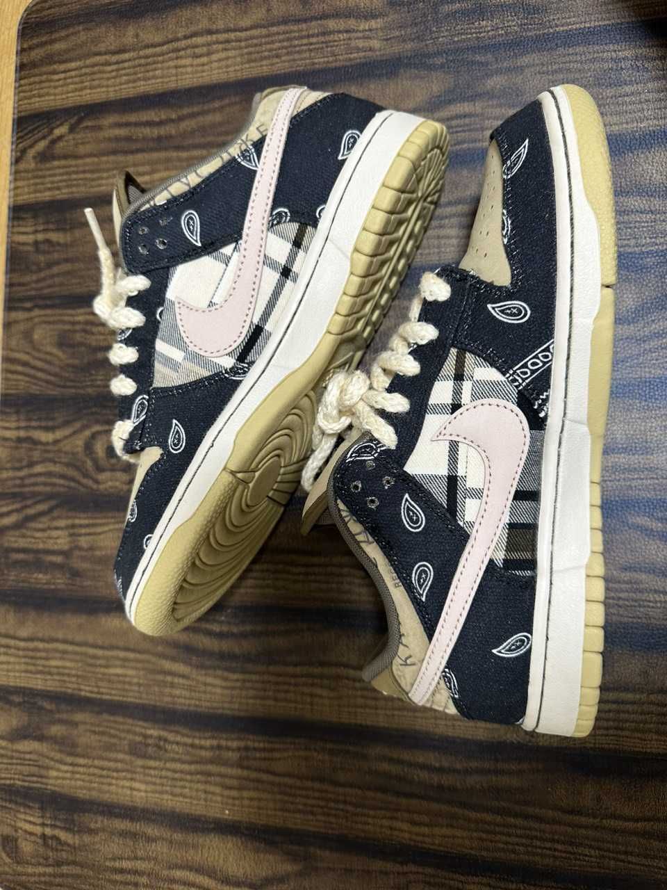 Travis Scott × Nike SB Dunk Low "Black/Parachute Beige"
