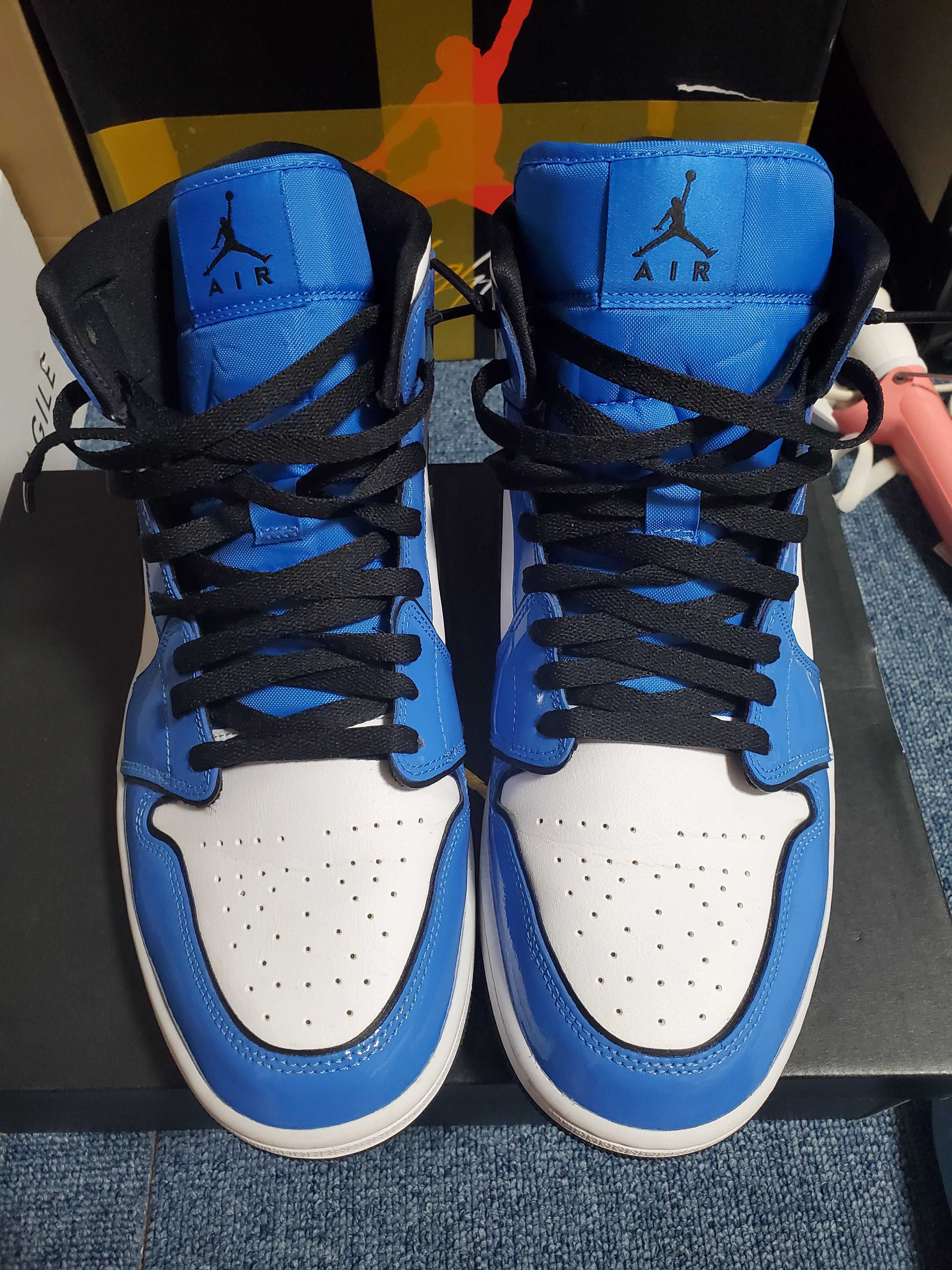 Nike Air Jordan 1 Mid SE "Signal Blue"
