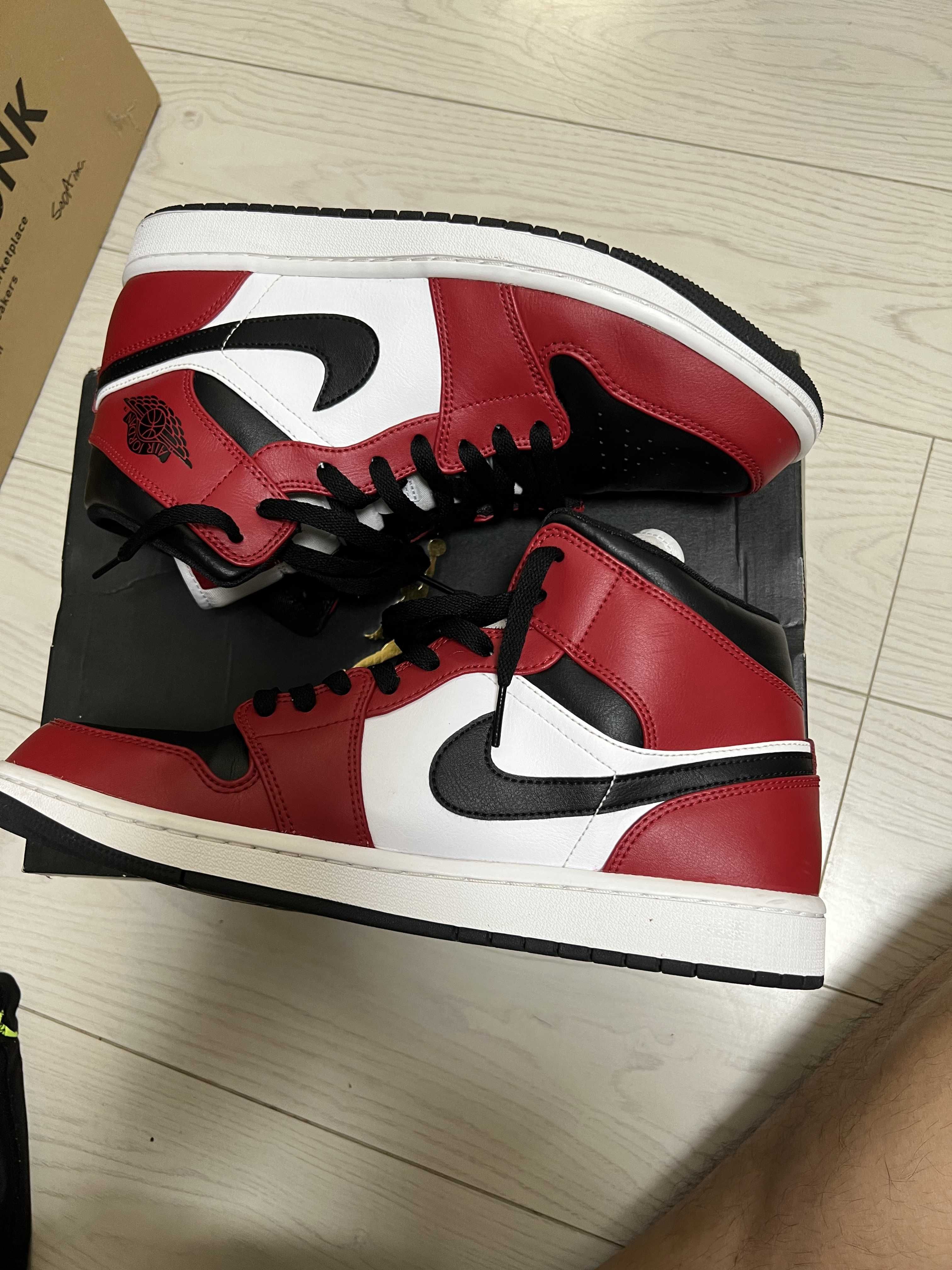 Nike Air Jordan 1 Mid "Chicago Black Toe"