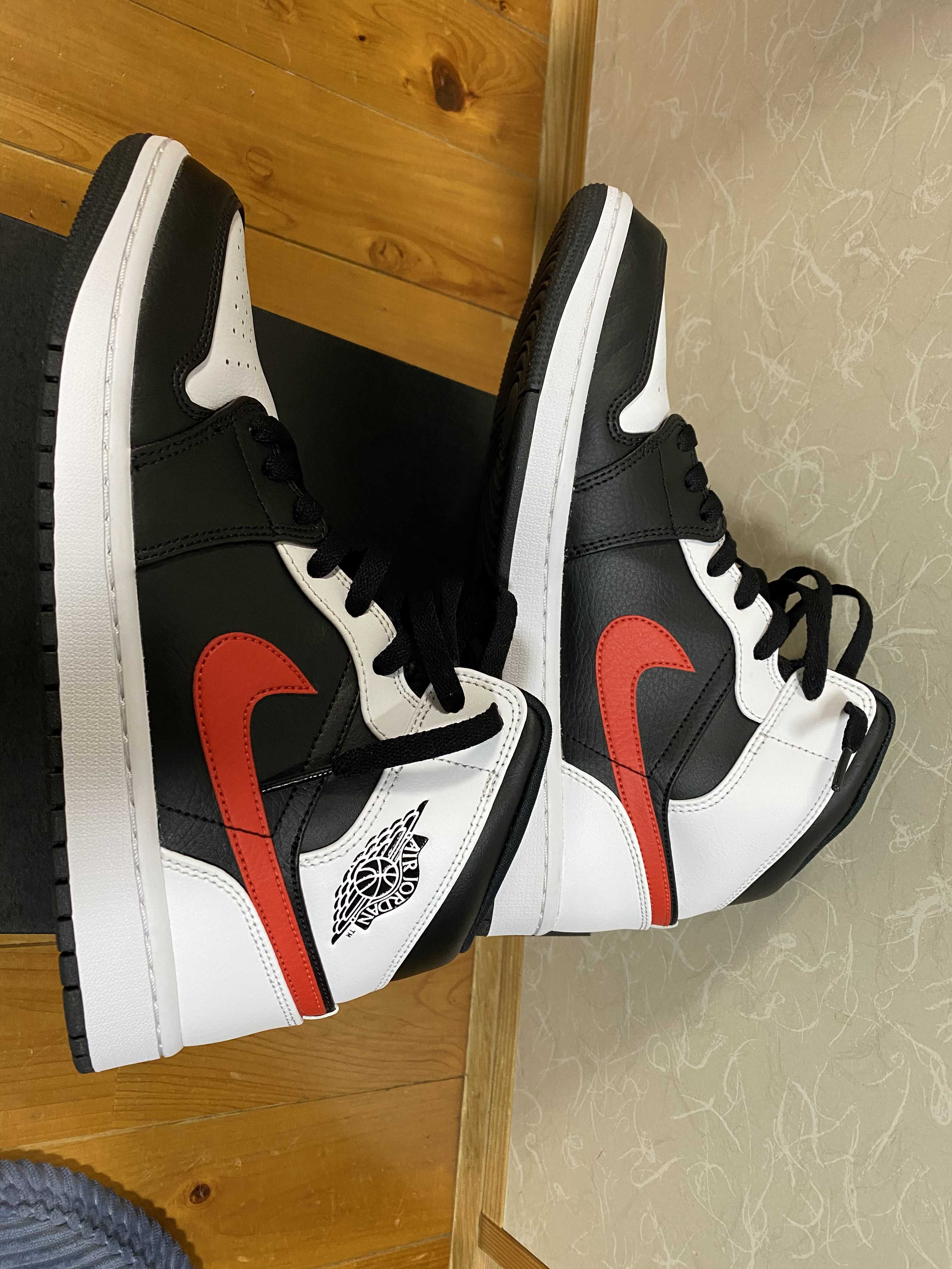 NIKE AIR JORDAN 1 MID "BLACK/CHILE RED/WHITE"