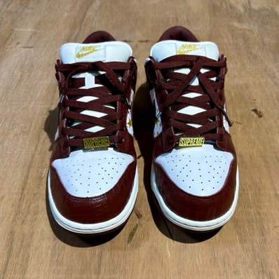 Supreme × Nike SB Dunk Low OG QS Gold Stars "White/Barkroot Brown"
