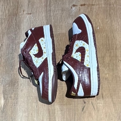 Supreme × Nike SB Dunk Low OG QS Gold Stars "White/Barkroot Brown"