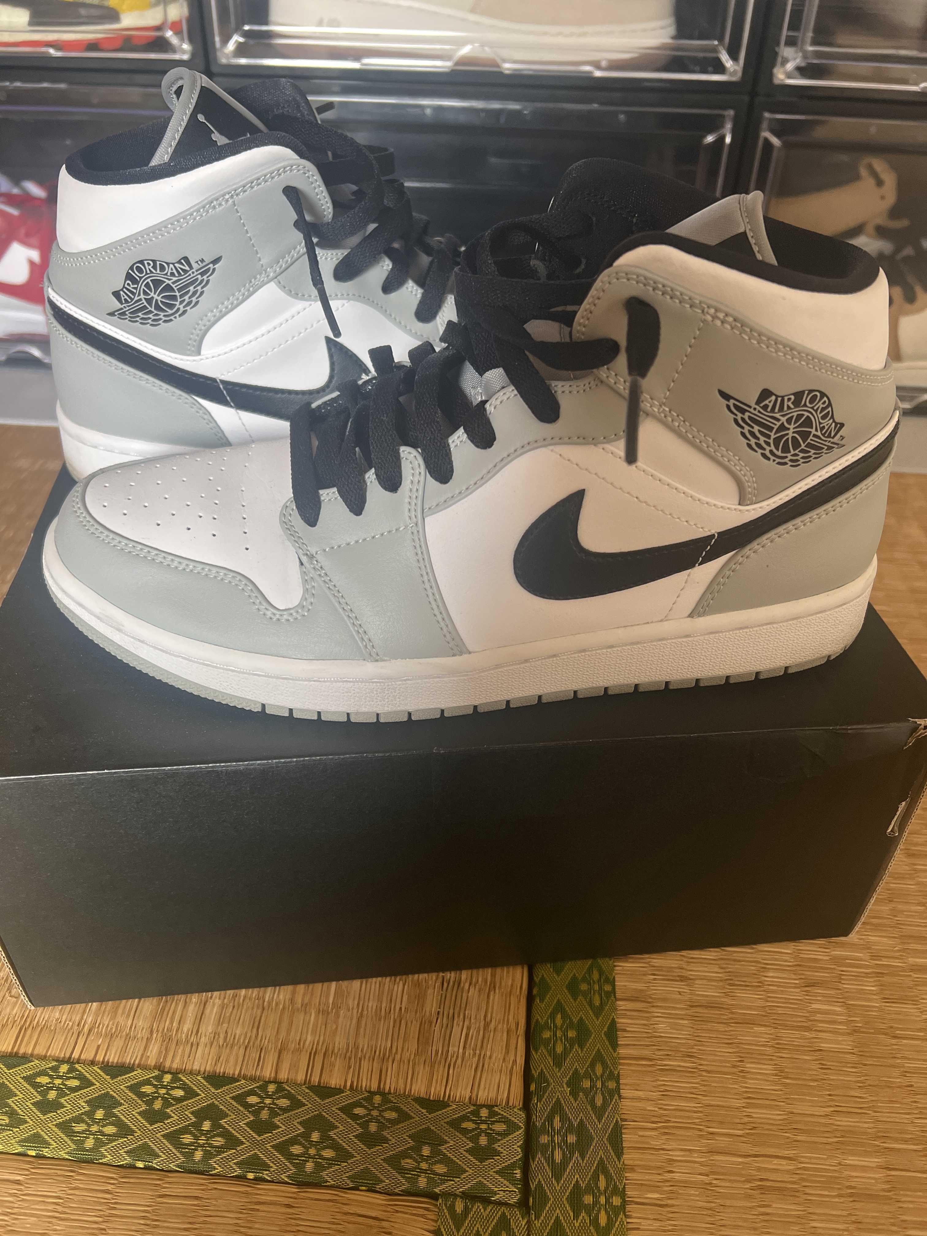 Nike Air Jordan 1 Mid "Light Smoke Grey/White/Black"