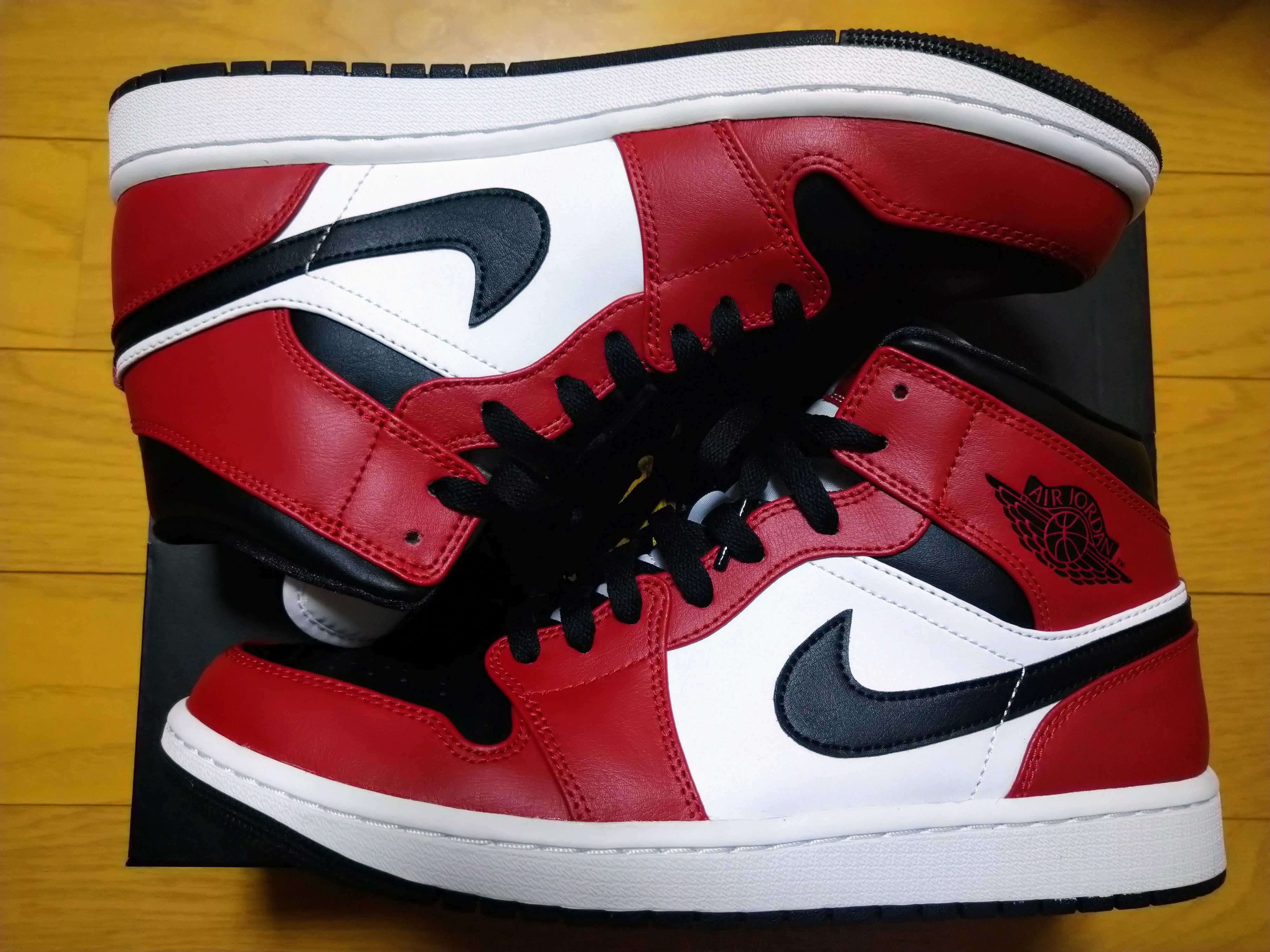 Nike Air Jordan 1 Mid "Chicago Black Toe"