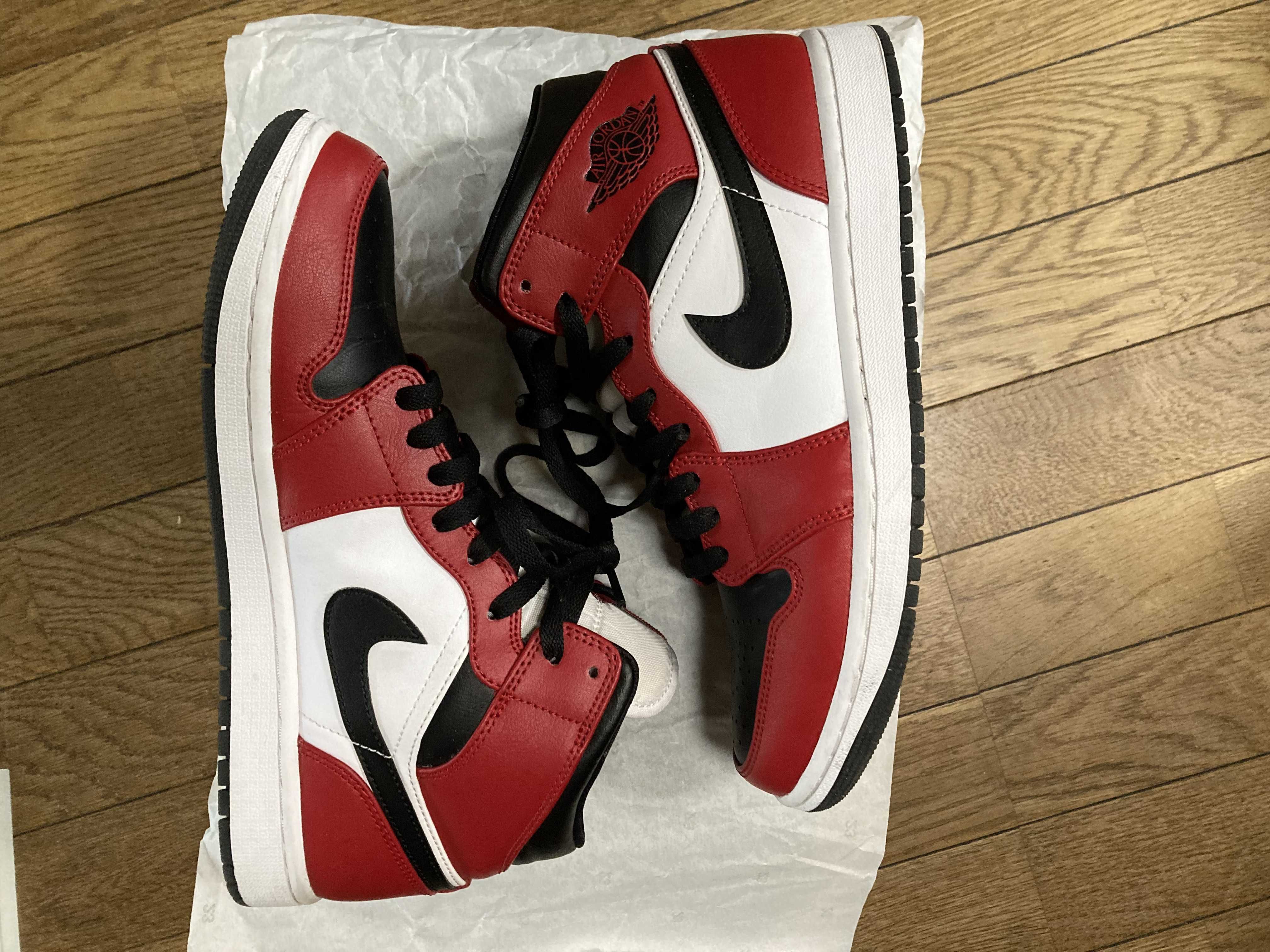Nike Air Jordan 1 Mid "Chicago Black Toe"