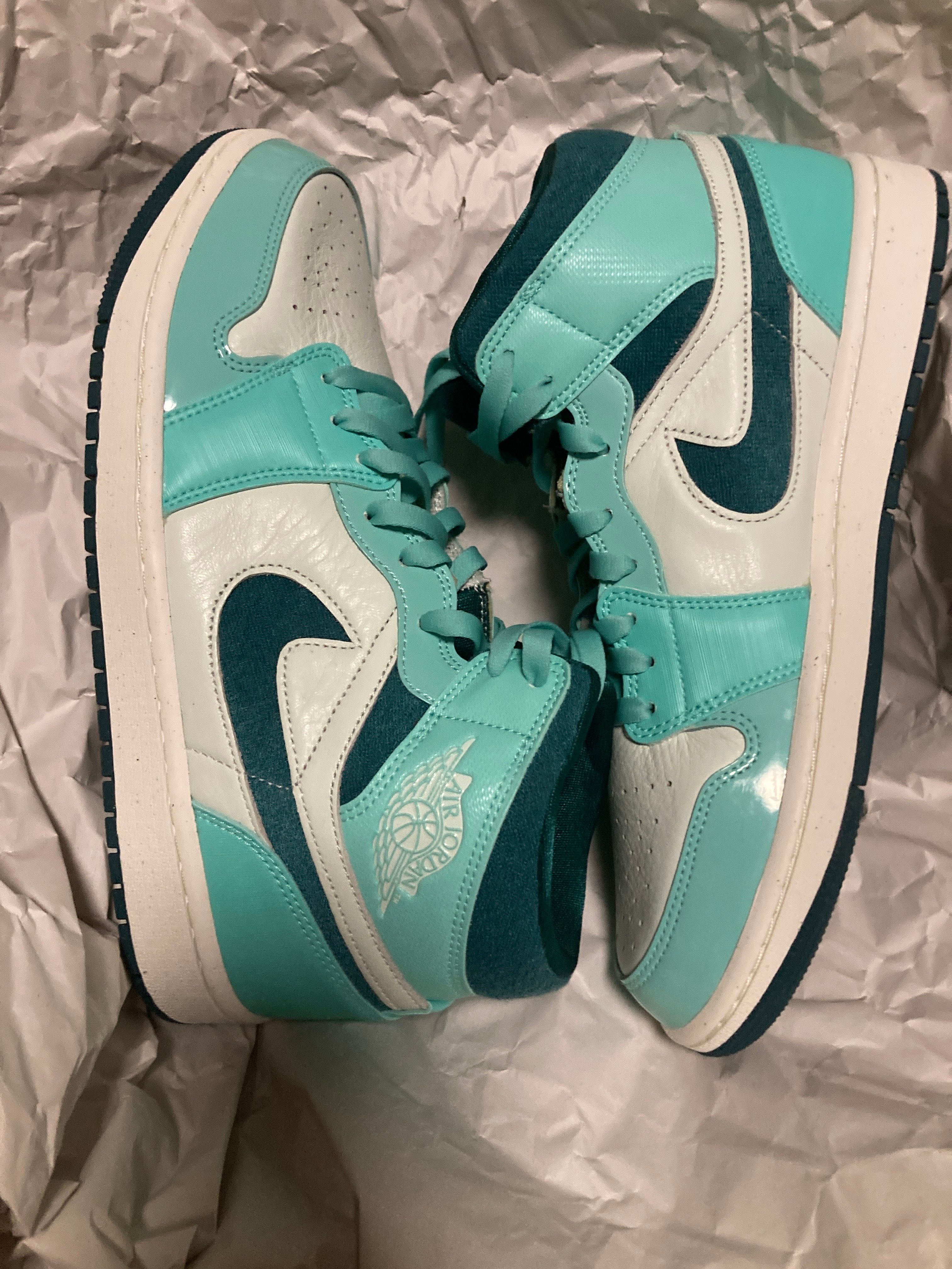 Nike Women's Air Jordan 1 Mid SE "Bleached Turquoise"