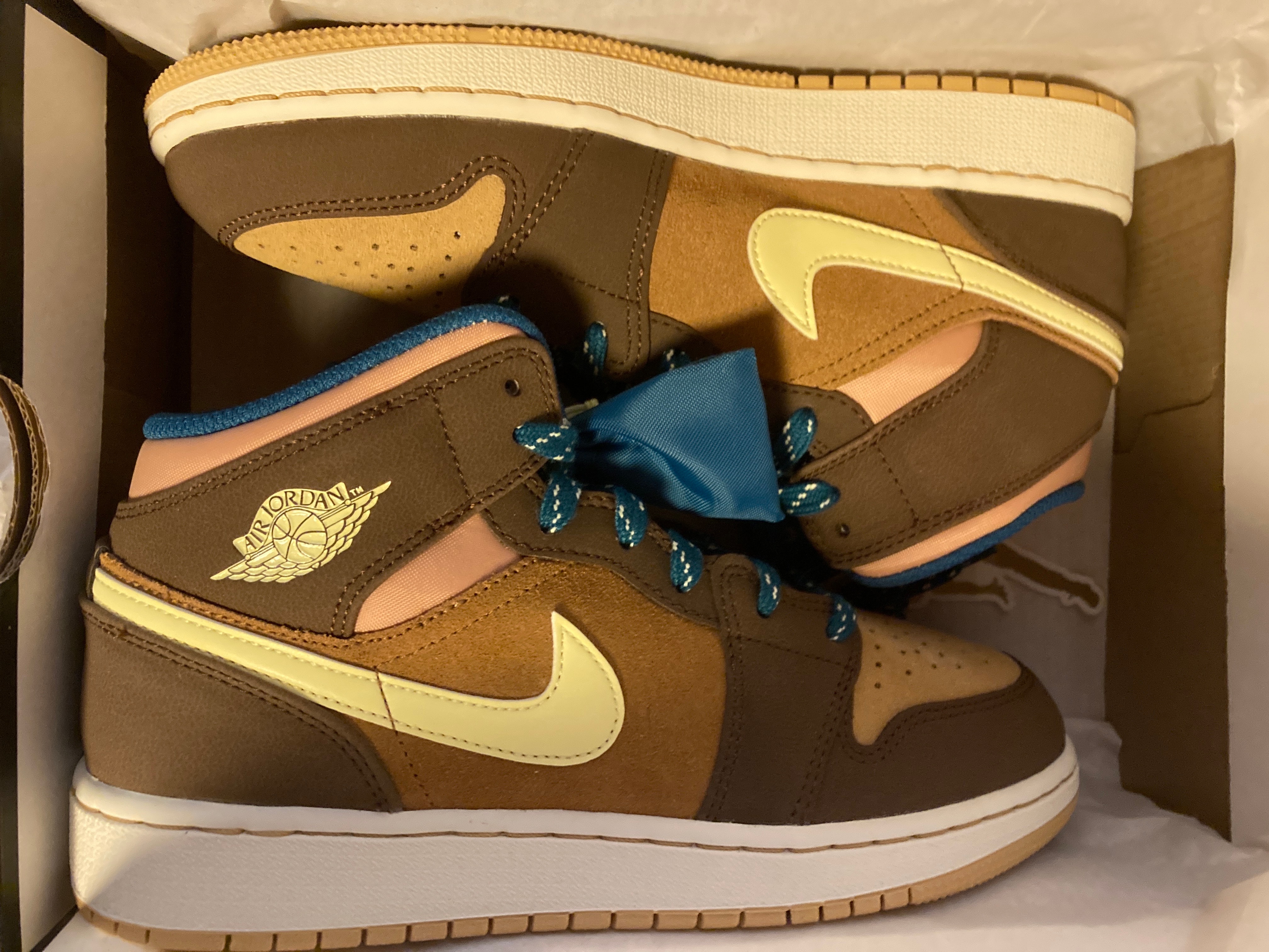Nike GS Air Jordan 1 Mid SE "Cacao Wow/Ale Brown/Twine/Luminous Green"