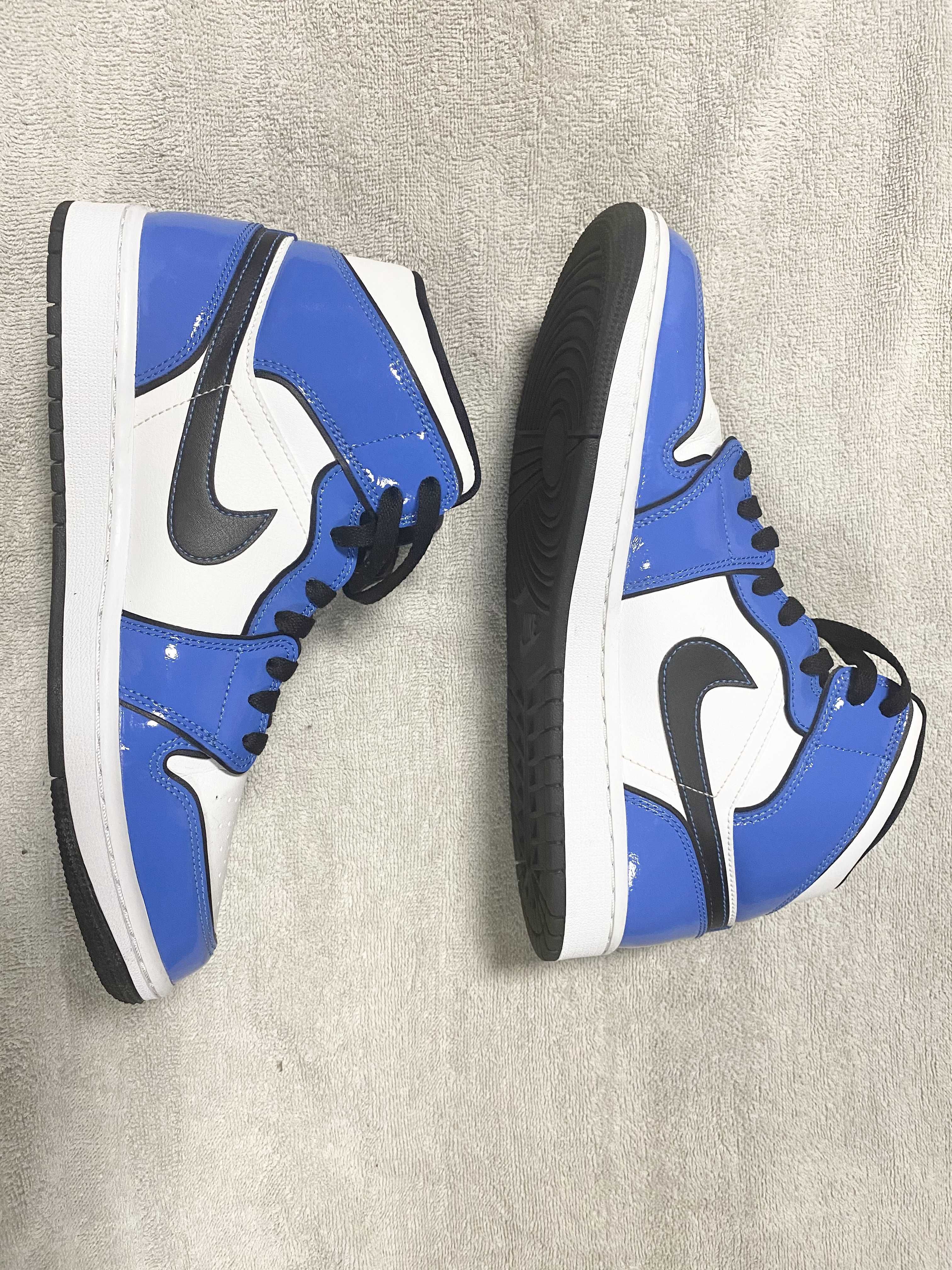 Nike Air Jordan 1 Mid SE "Signal Blue"