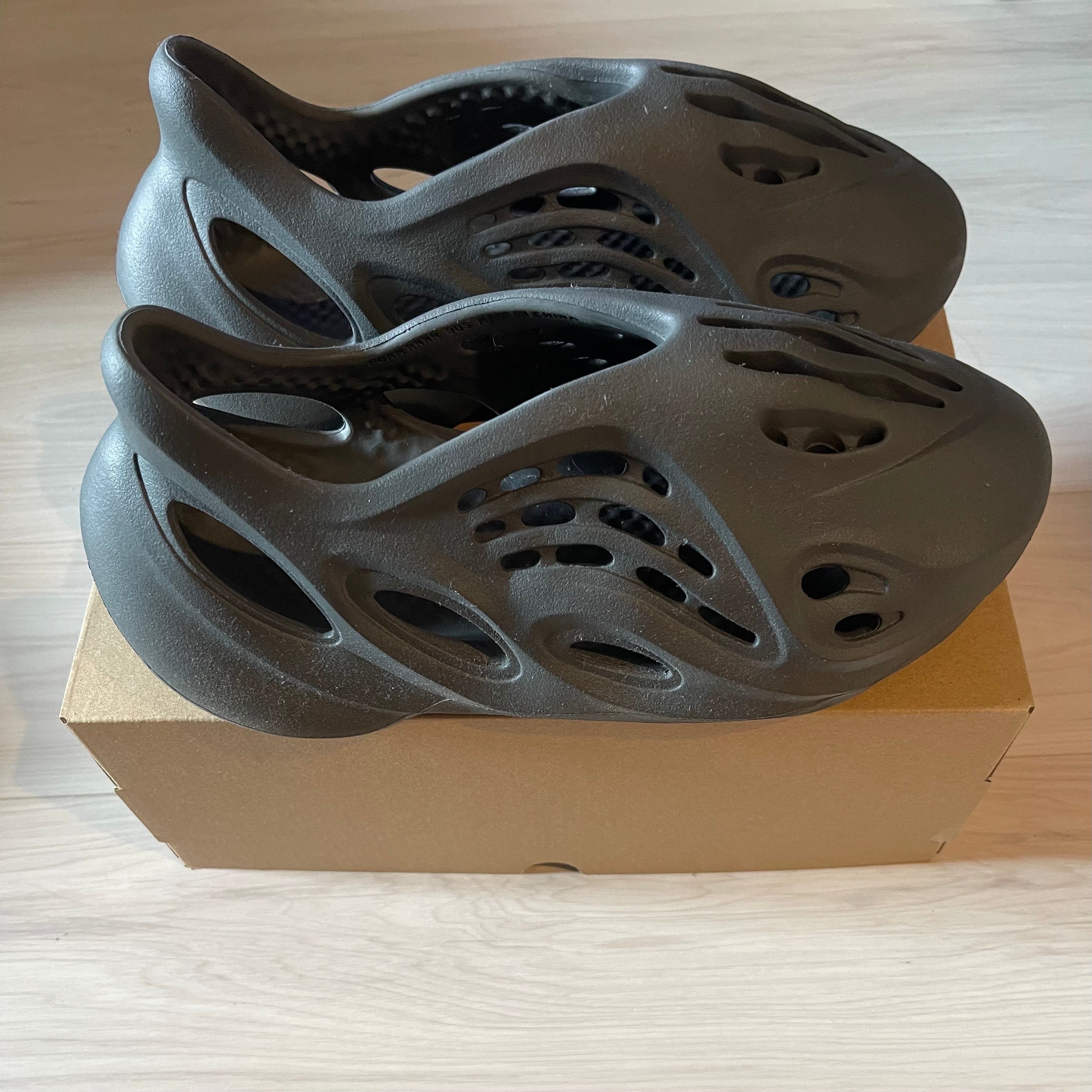 adidas YEEZY Foam Runner "Carbon"