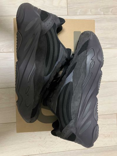 adidas YEEZY BOOST 700 V2 "Vanta"