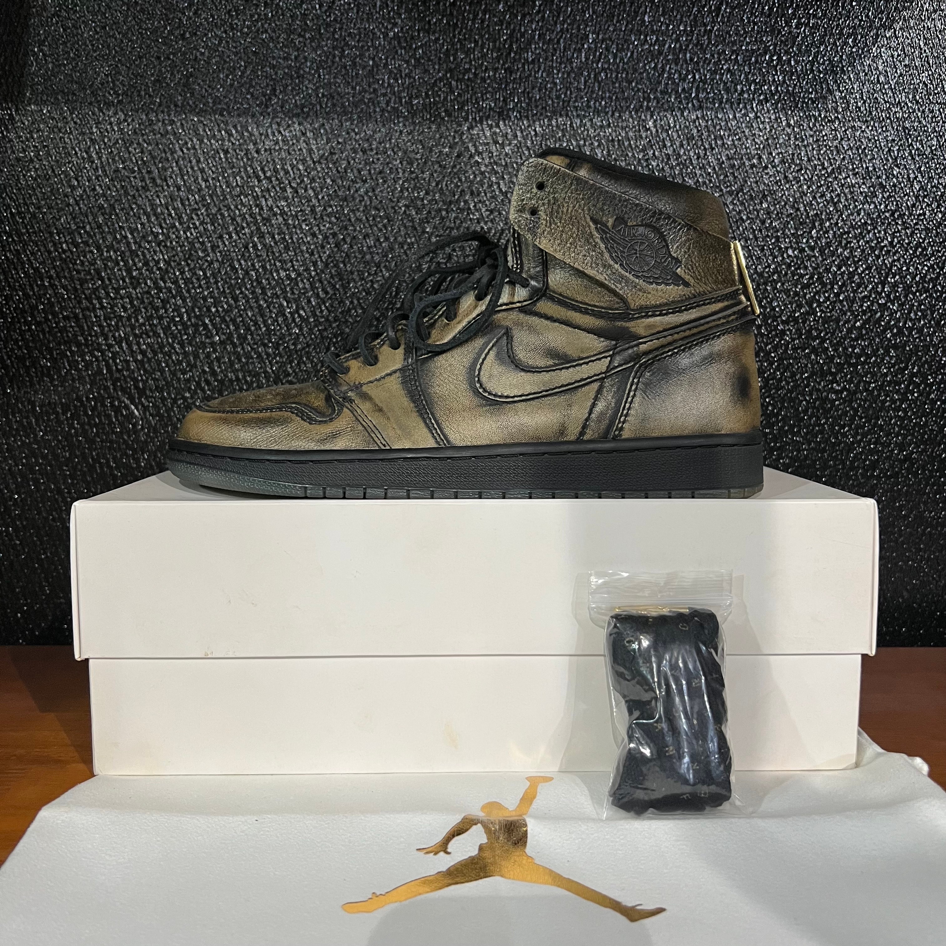 NIKE AIR JORDAN 1 RETRO HIGH OG WINGS "BLACK/BLACK-METALLIC GOLD"