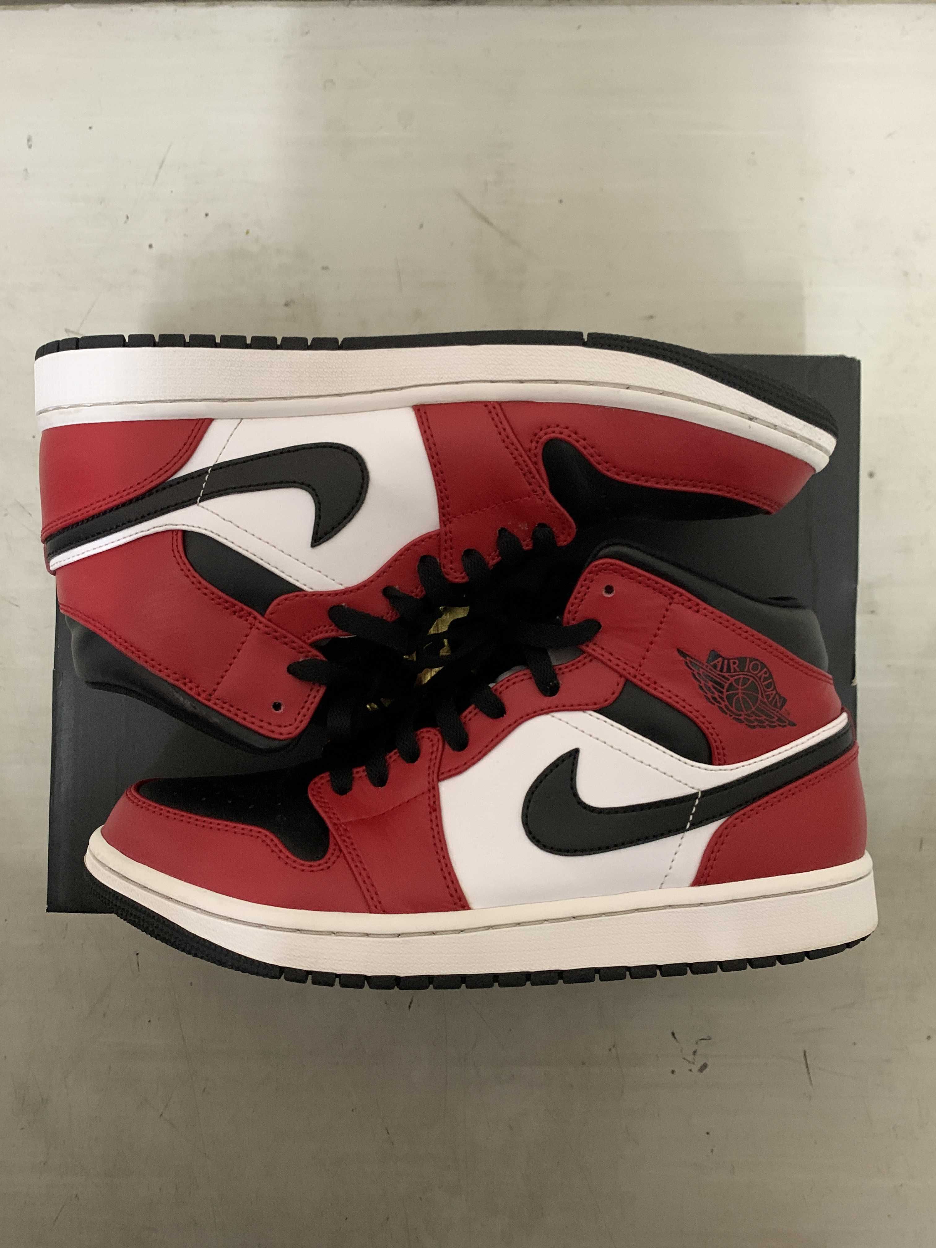 Nike Air Jordan 1 Mid "Chicago Black Toe"