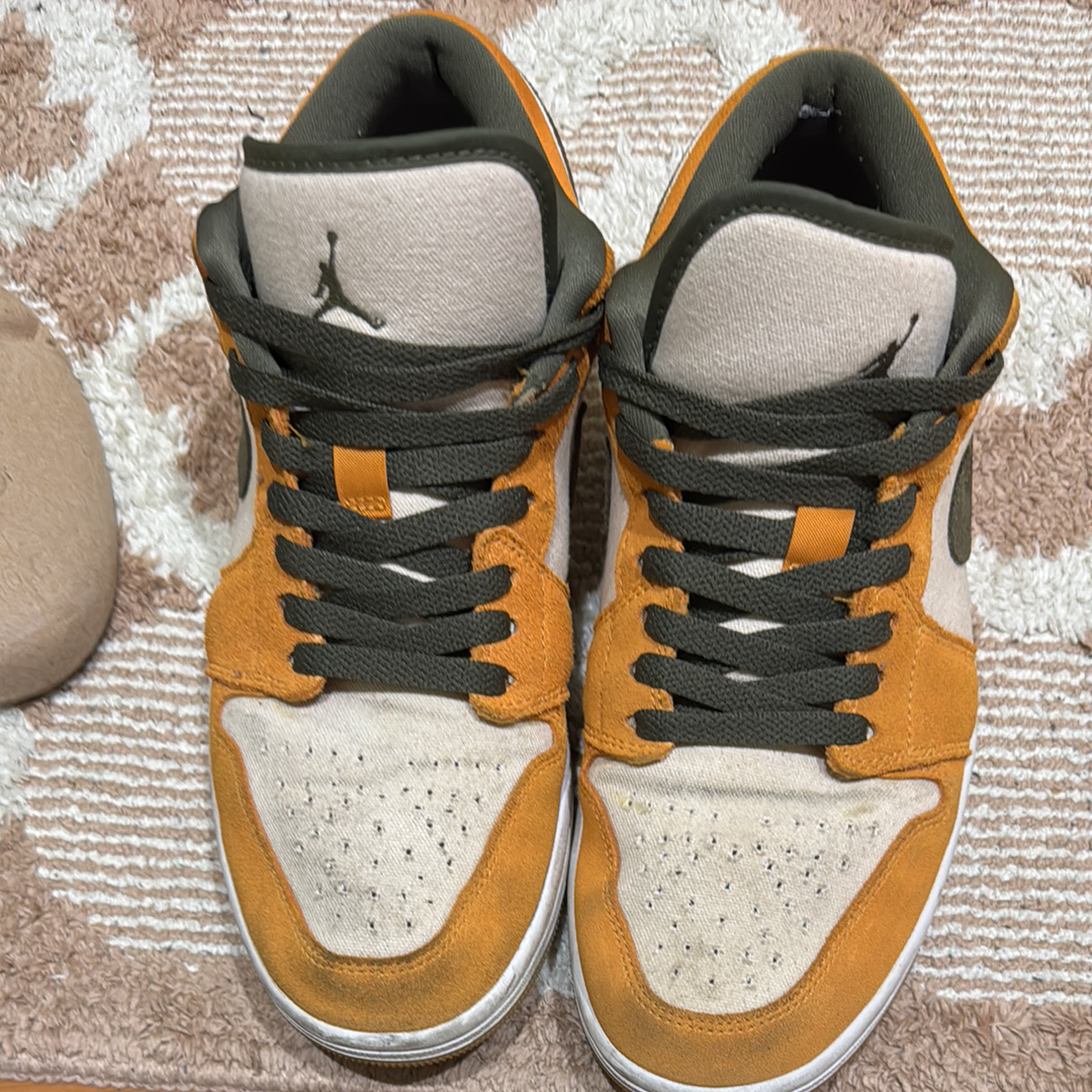ナイキ エアジョーダン1 ロー "ライトカリー/ミディアムオリーブ"