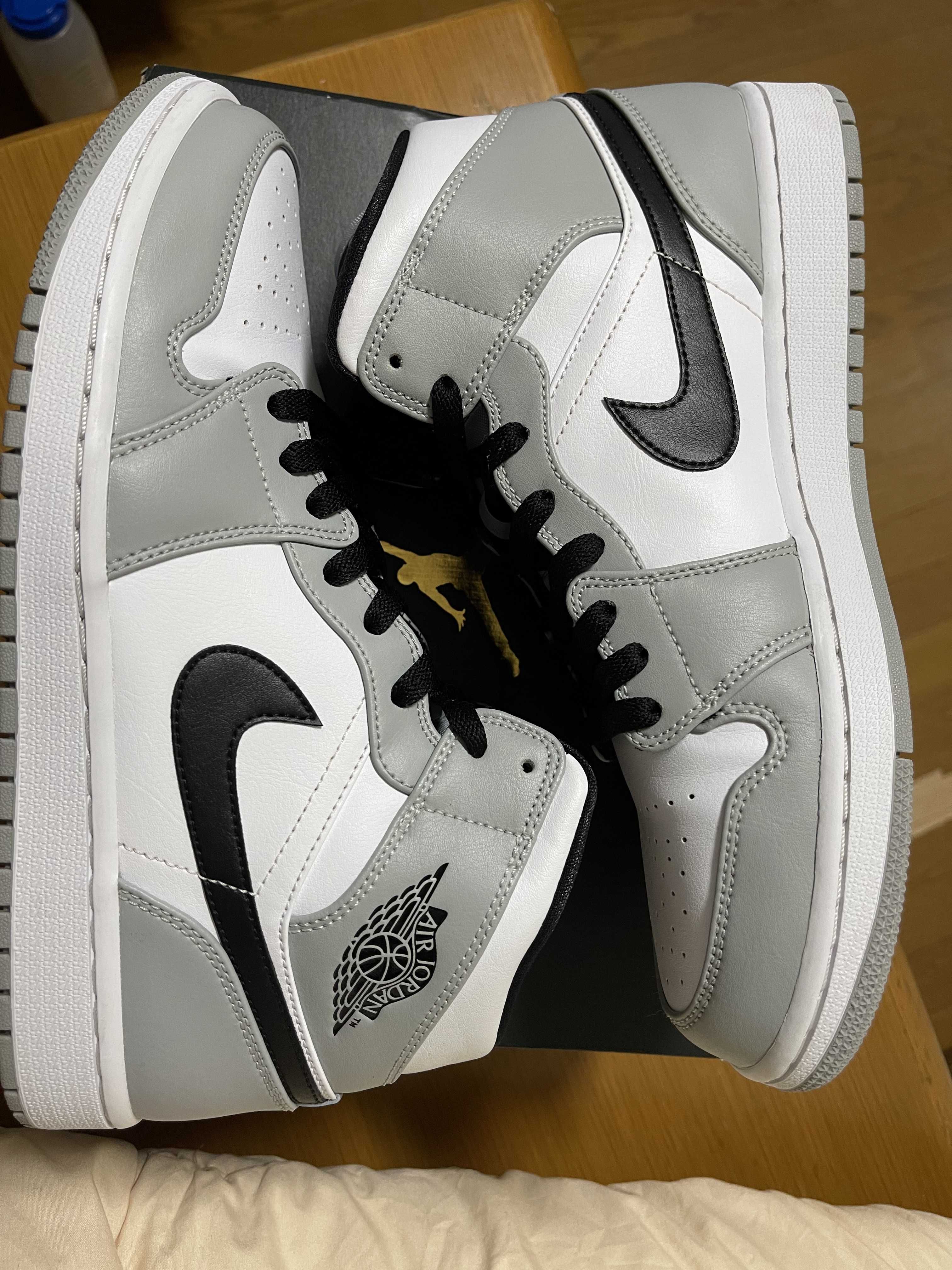 Nike Air Jordan 1 Mid "Light Smoke Grey/White/Black"