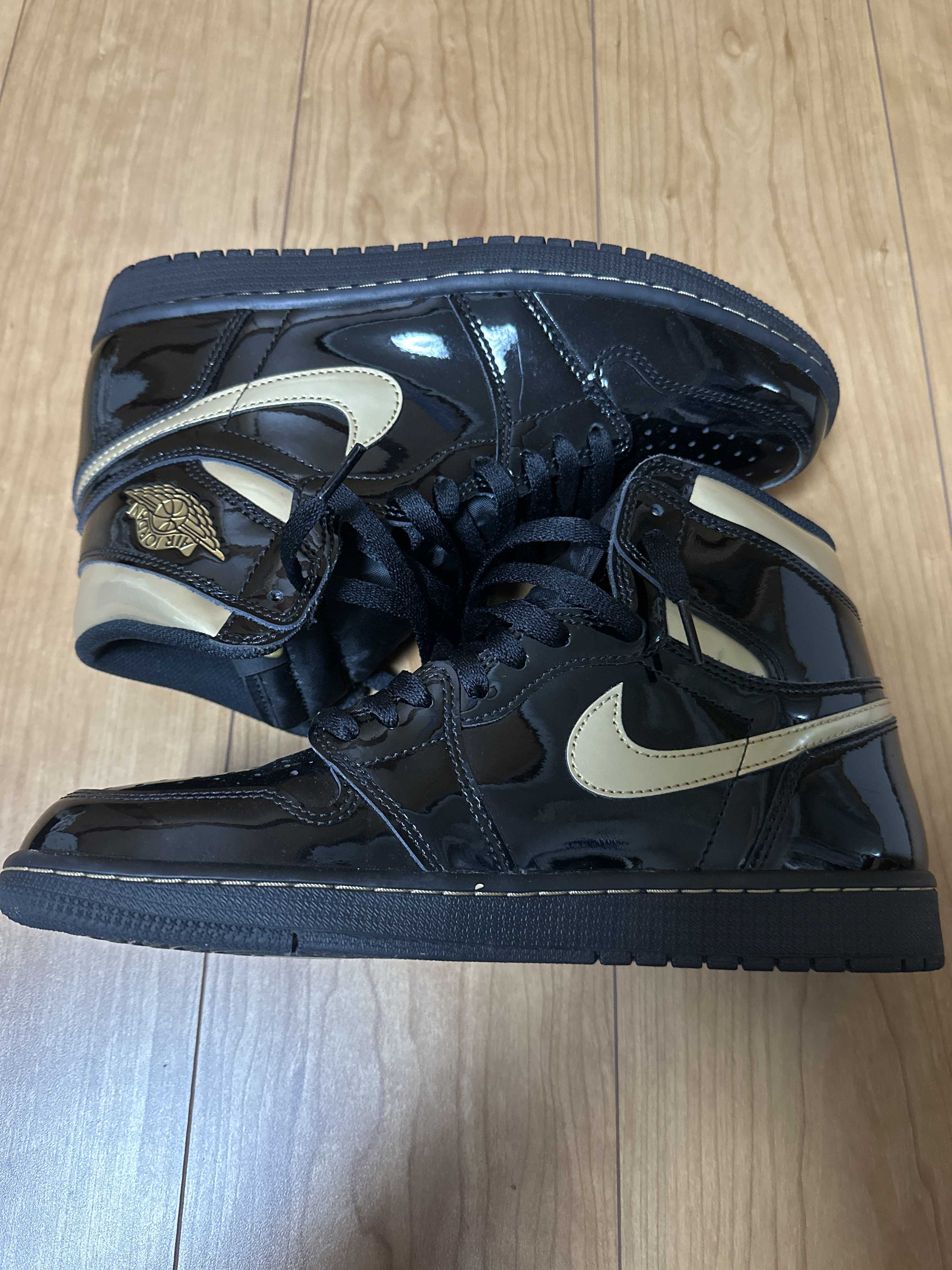 Nike Air Jordan 1 High OG "Black-Metalic Gold"