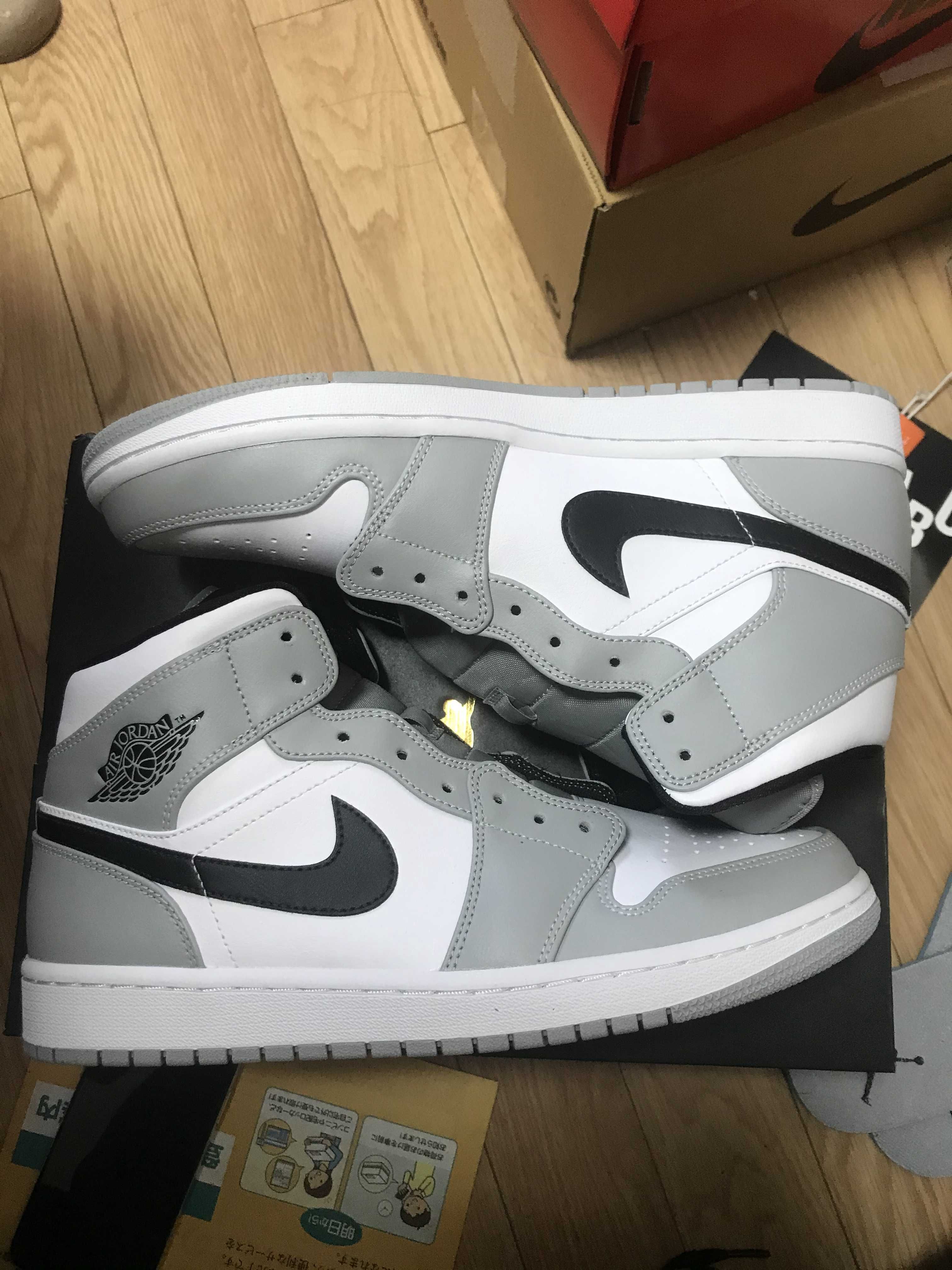 Nike Air Jordan 1 Mid "Light Smoke Grey/White/Black"