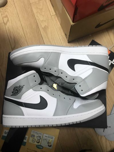 Nike Air Jordan 1 Mid "Light Smoke Grey/White/Black"