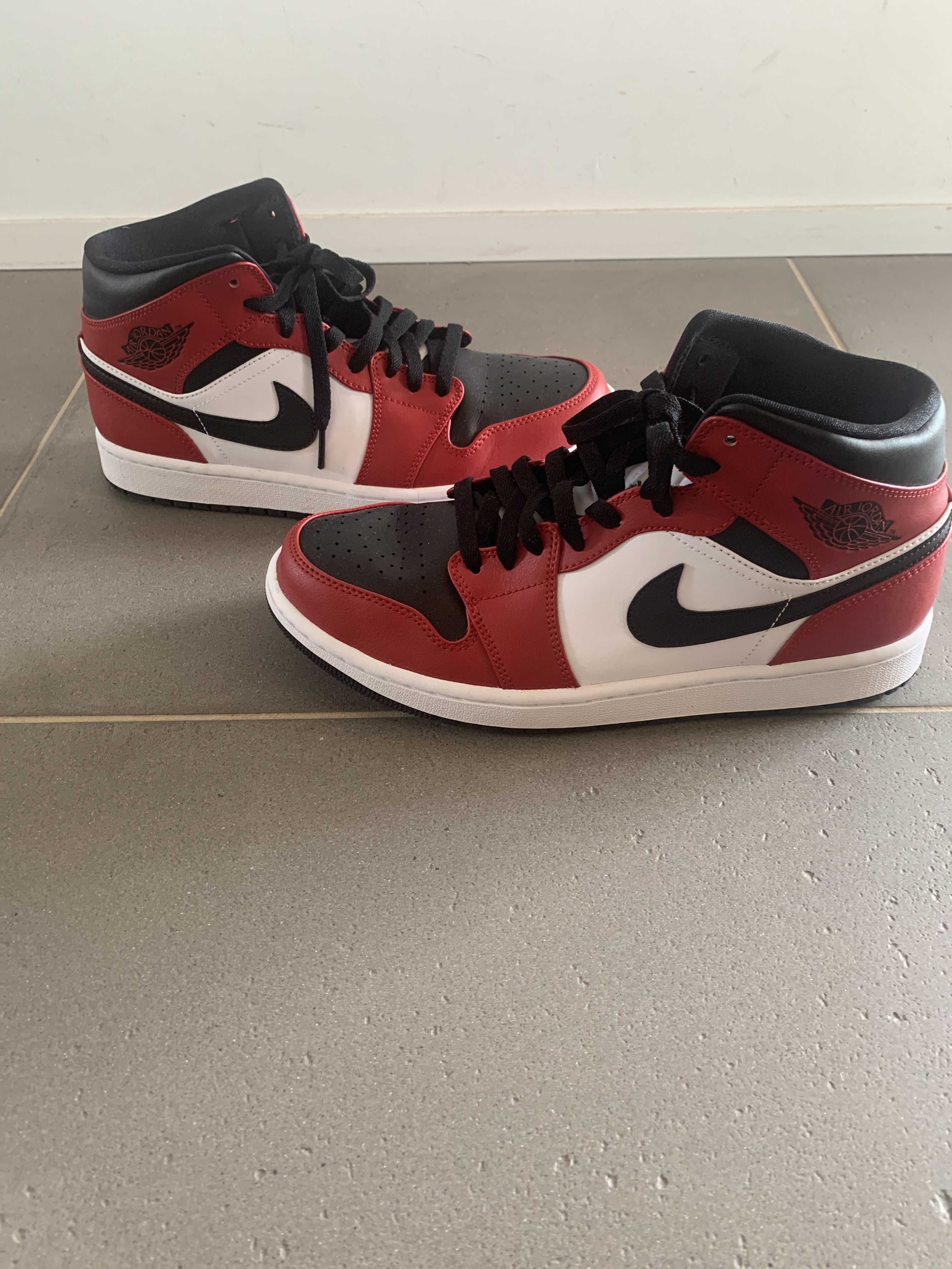 Nike Air Jordan 1 Mid "Chicago Black Toe"
