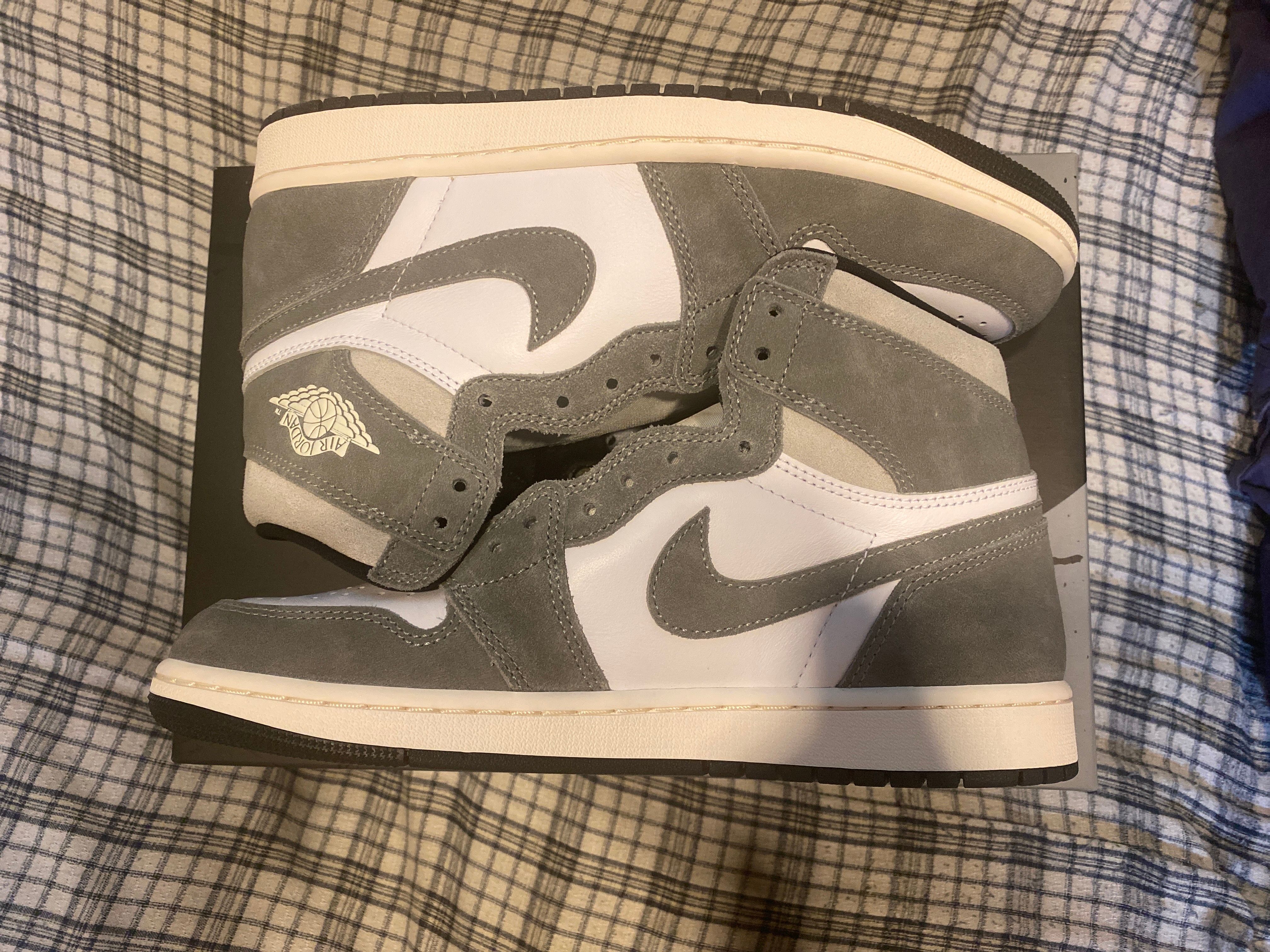 Nike Air Jordan 1 Retro High OG "Black and Smoke Grey"