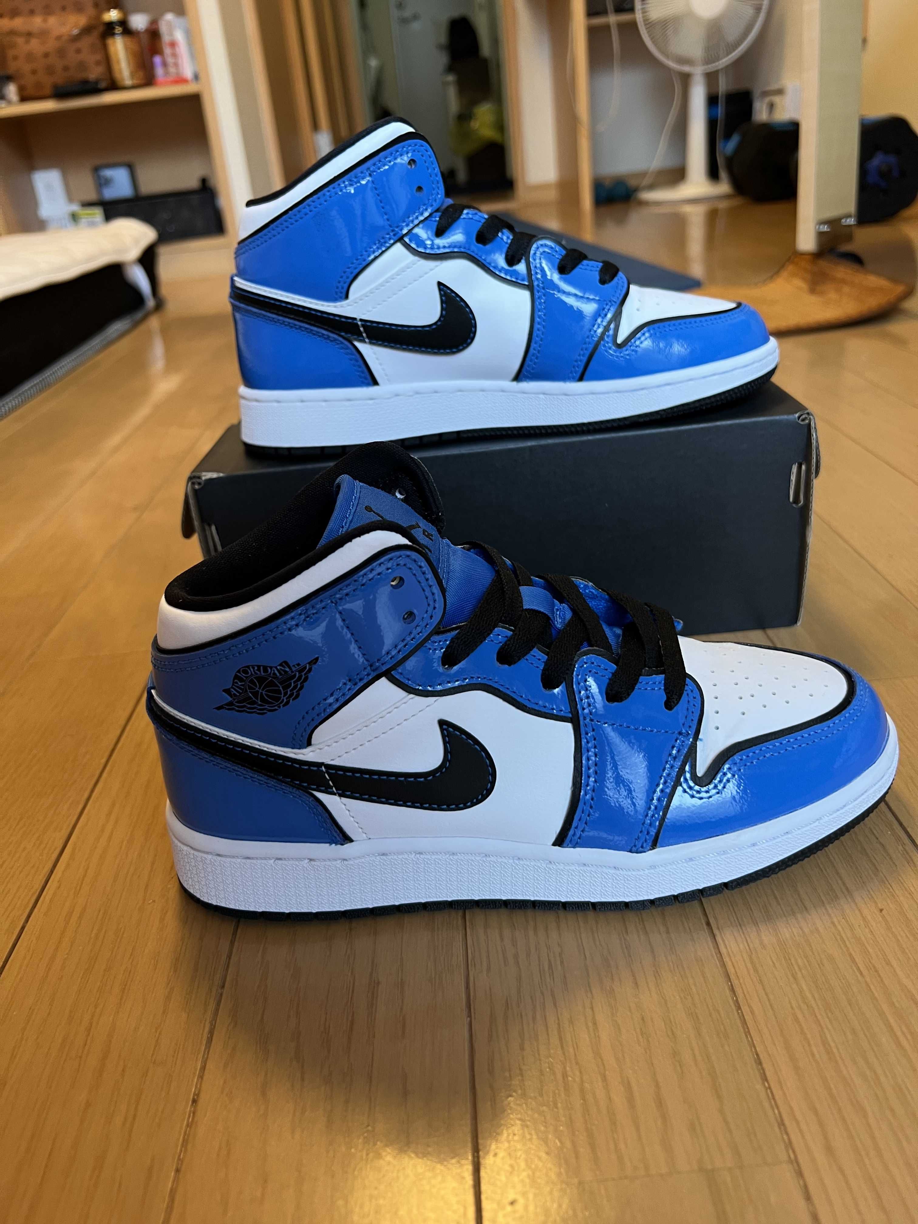 Nike GS Air Jordan 1 Mid SE "Signal Blue"
