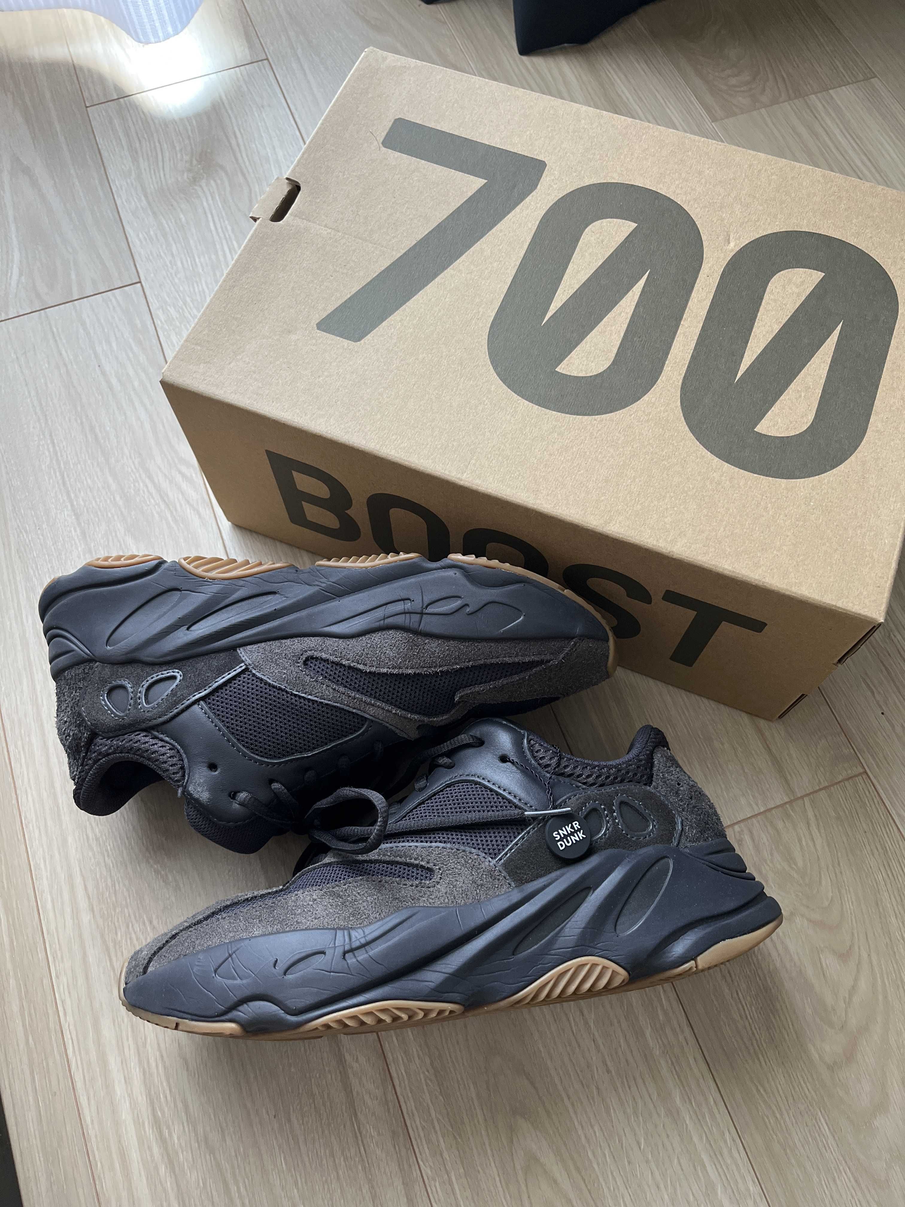 adidas YEEZY Boost 700 "Utility Black"