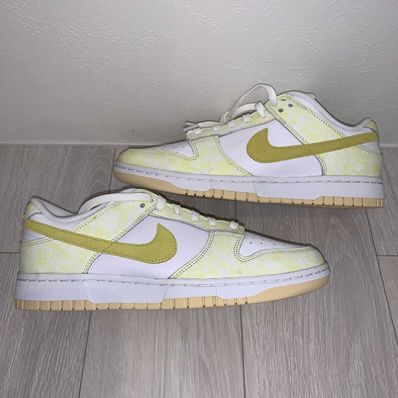 NIKE Women's DUNK LOW "YELLOW STRIKE"