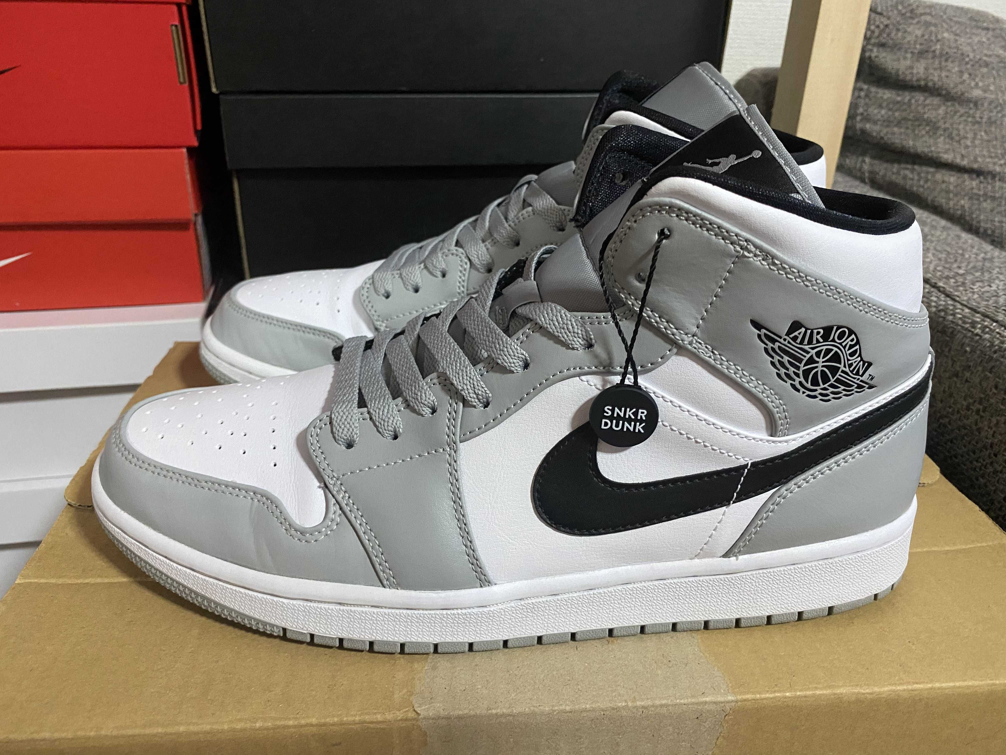Nike Air Jordan 1 Mid "Light Smoke Grey/White/Black"