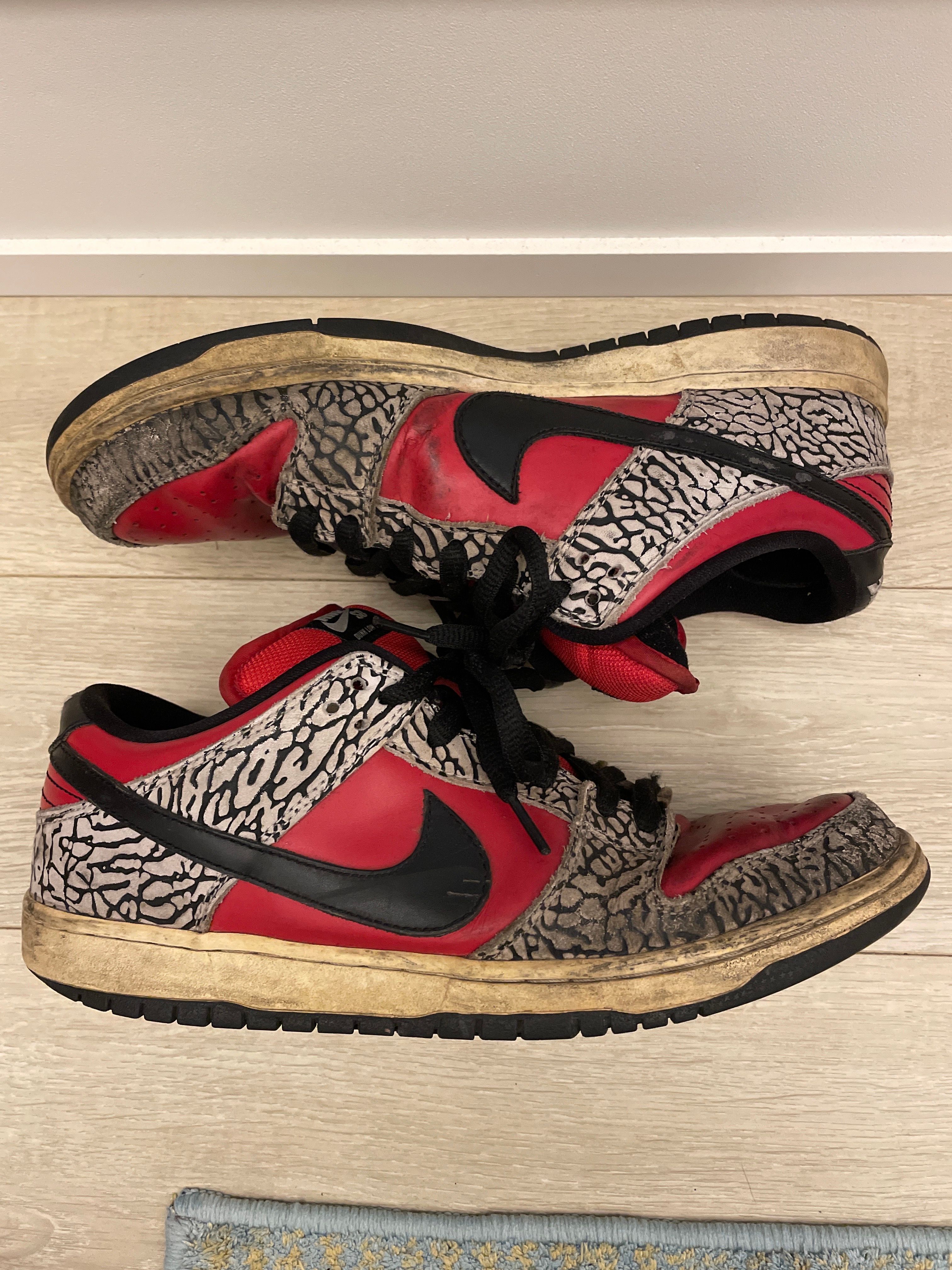 Supreme × Nike SB Dunk Low "Red Cement"(2012)