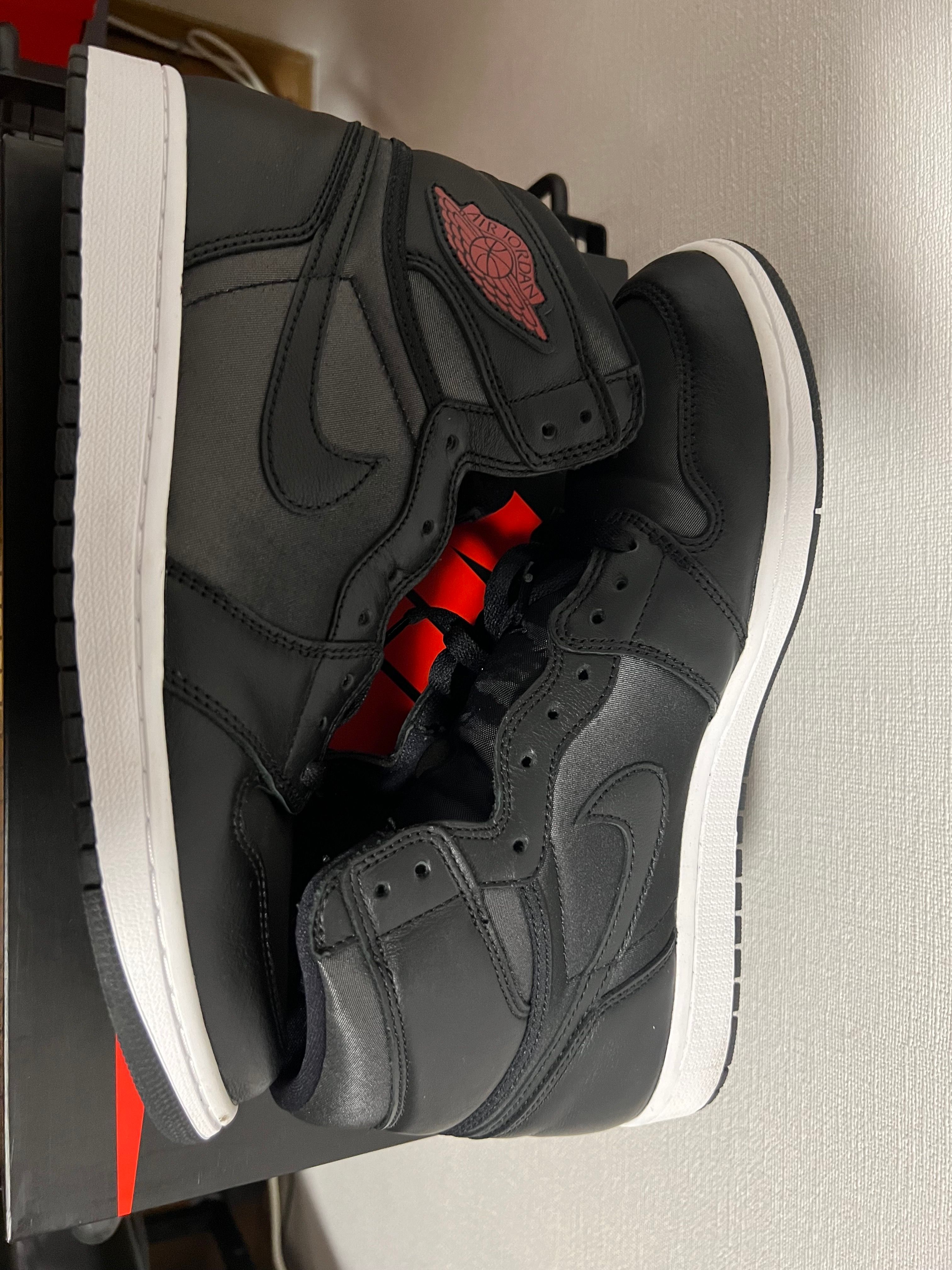Nike Air Jordan 1 Retro High OG "Black/Metallic Silver/Gym Red"
