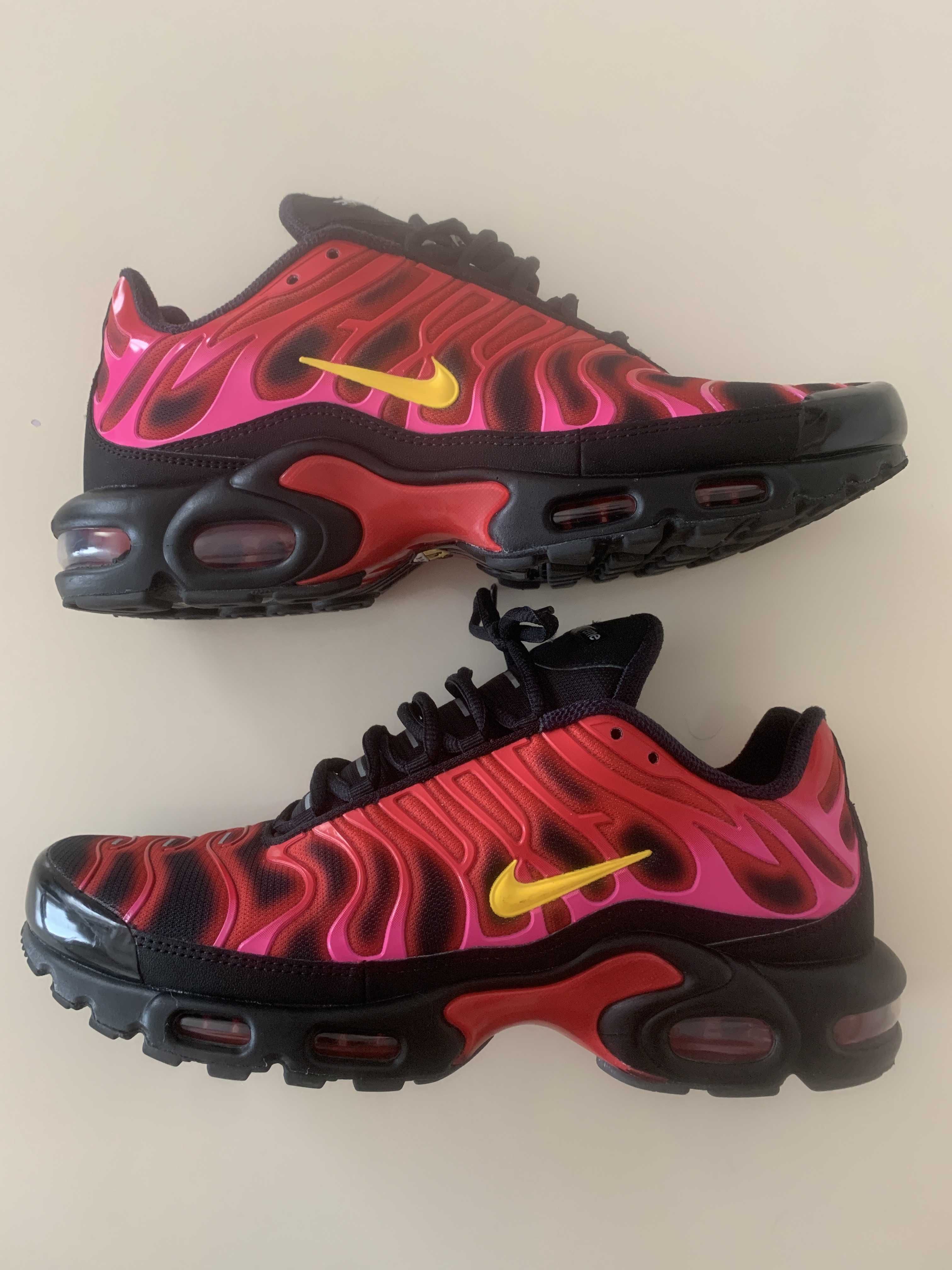 Supreme × Nike Air Max Plus "Hyper Grape"