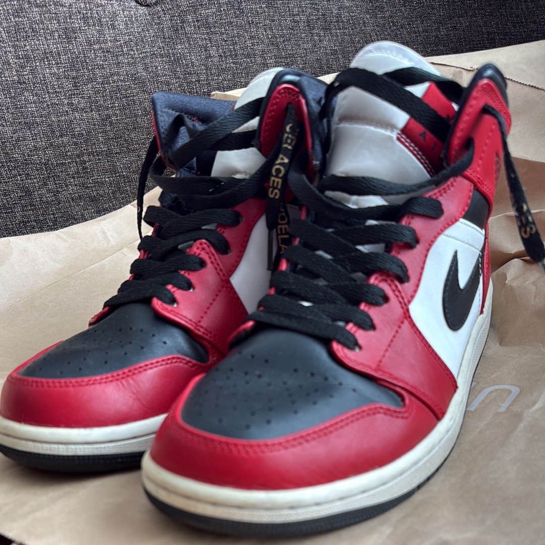 Nike Air Jordan 1 Mid "Chicago Black Toe"