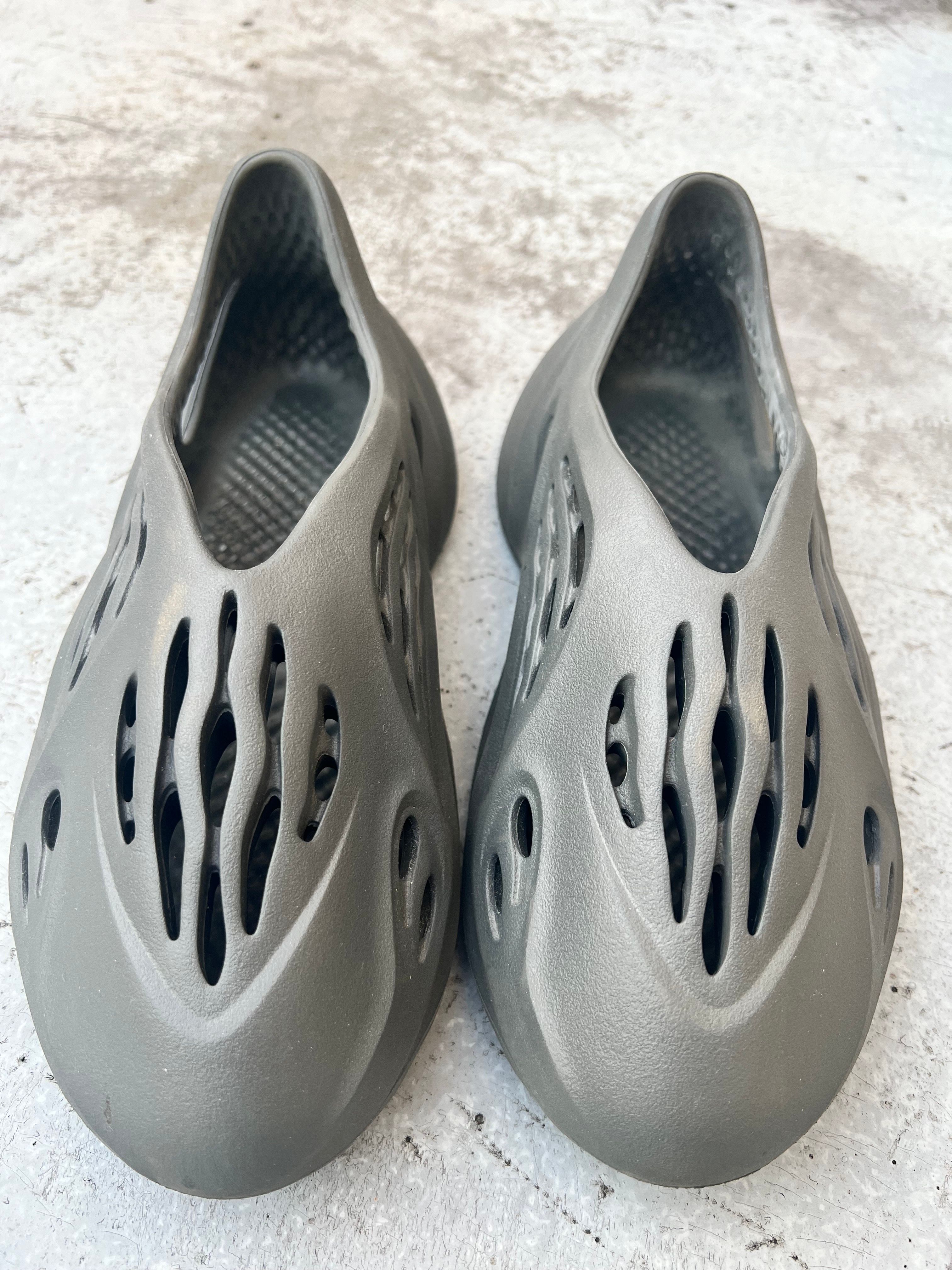 adidas YEEZY Foam Runner "Carbon"