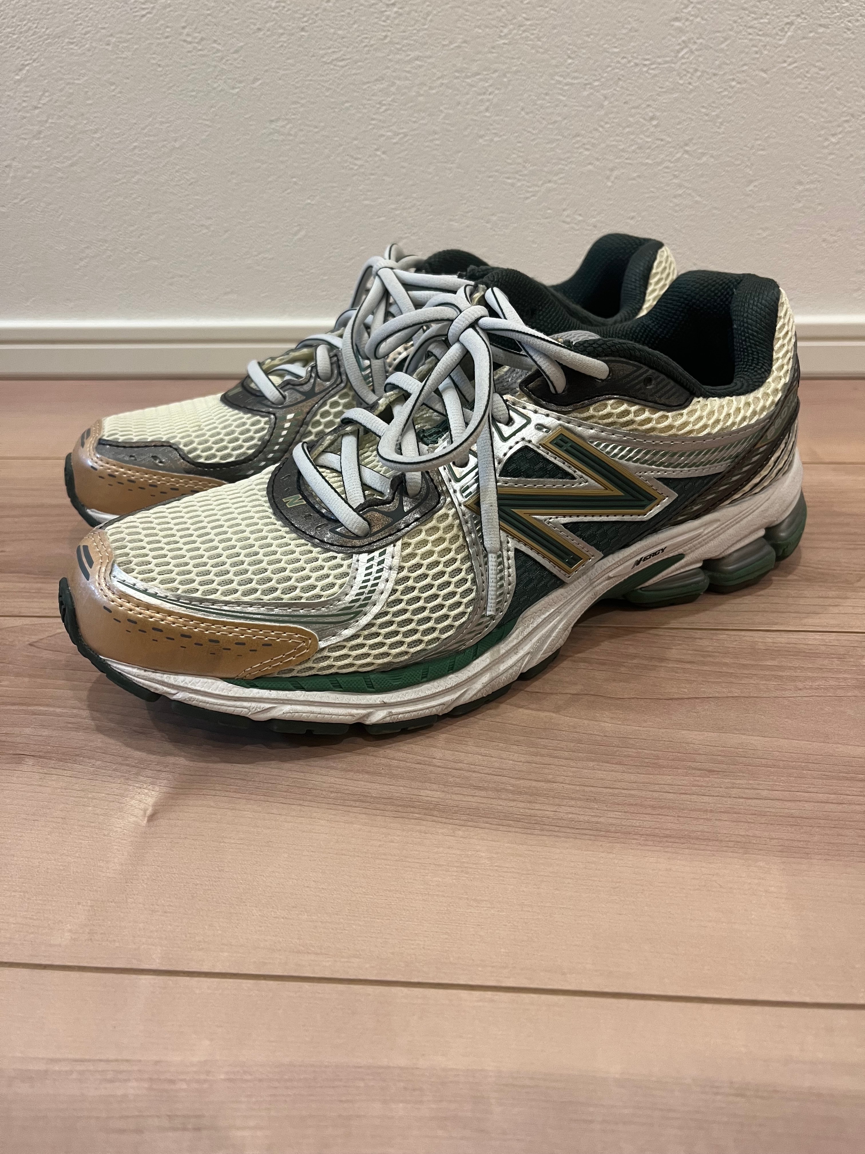 エメレオンドレ × ニューバランス 860V2 "グリーン"