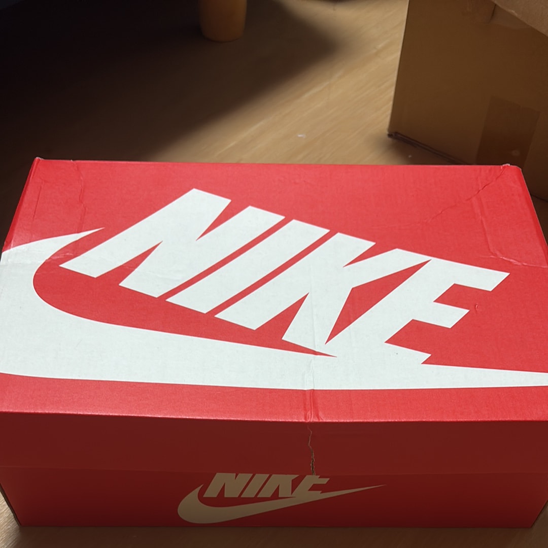 ナイキ リアクト エレメント 55 "ユニバーシティ ゴールド"