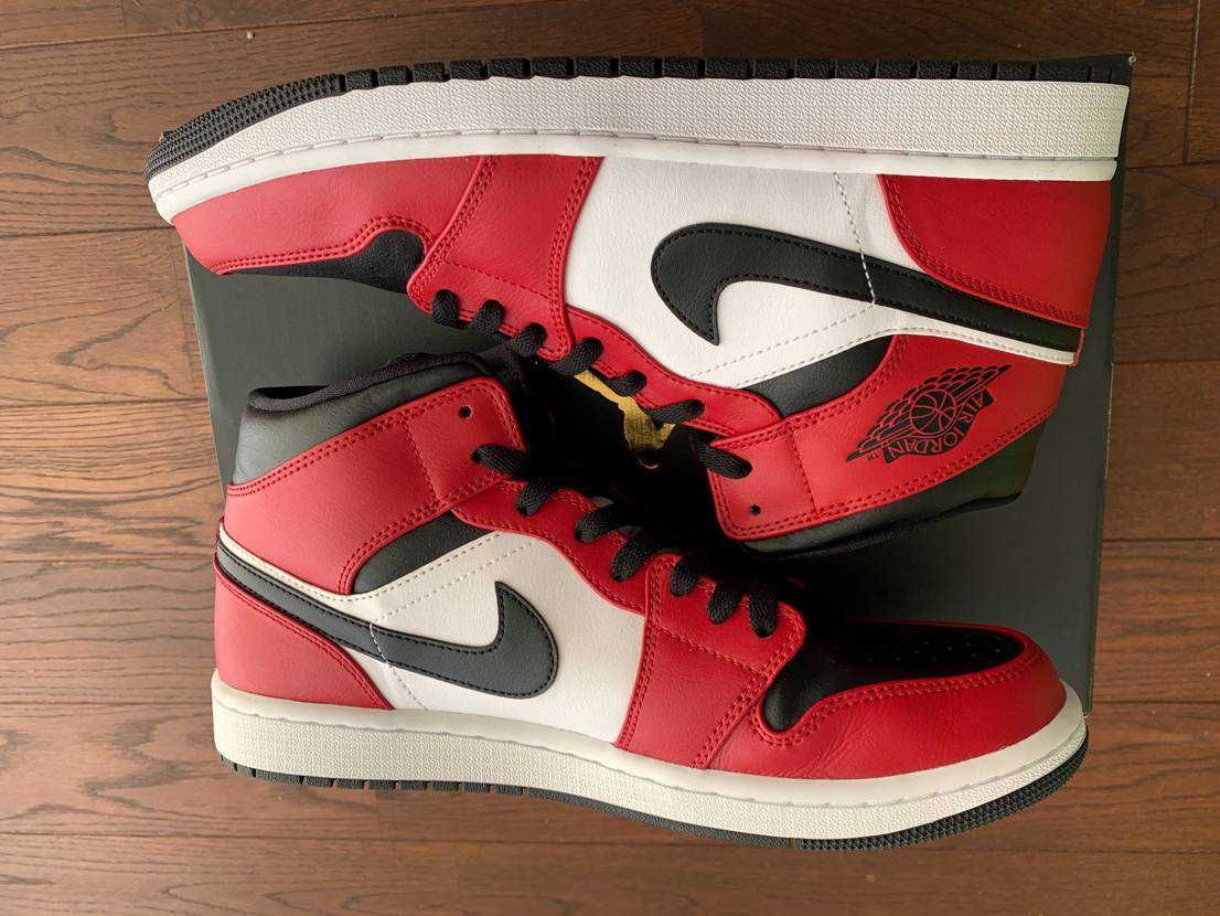 Nike Air Jordan 1 Mid "Chicago Black Toe"