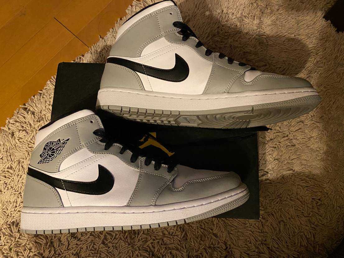 Nike Air Jordan 1 Mid "Light Smoke Grey/White/Black"