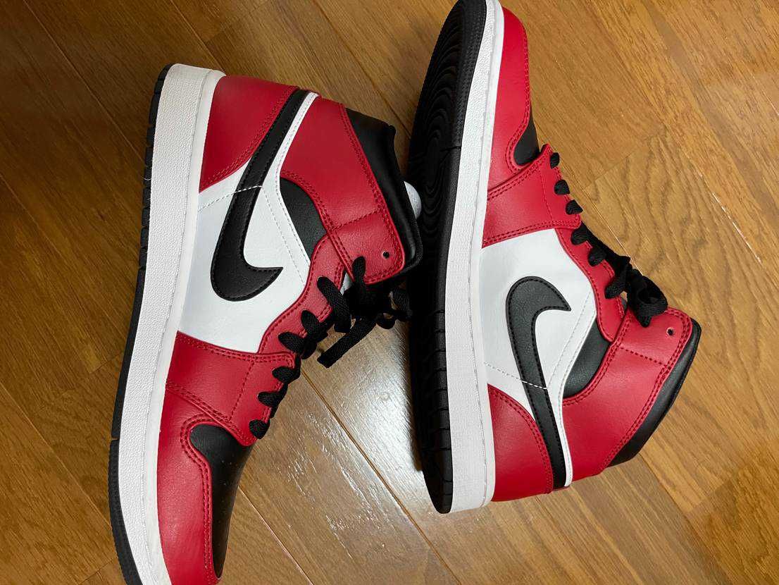 Nike Air Jordan 1 Mid "Chicago Black Toe"