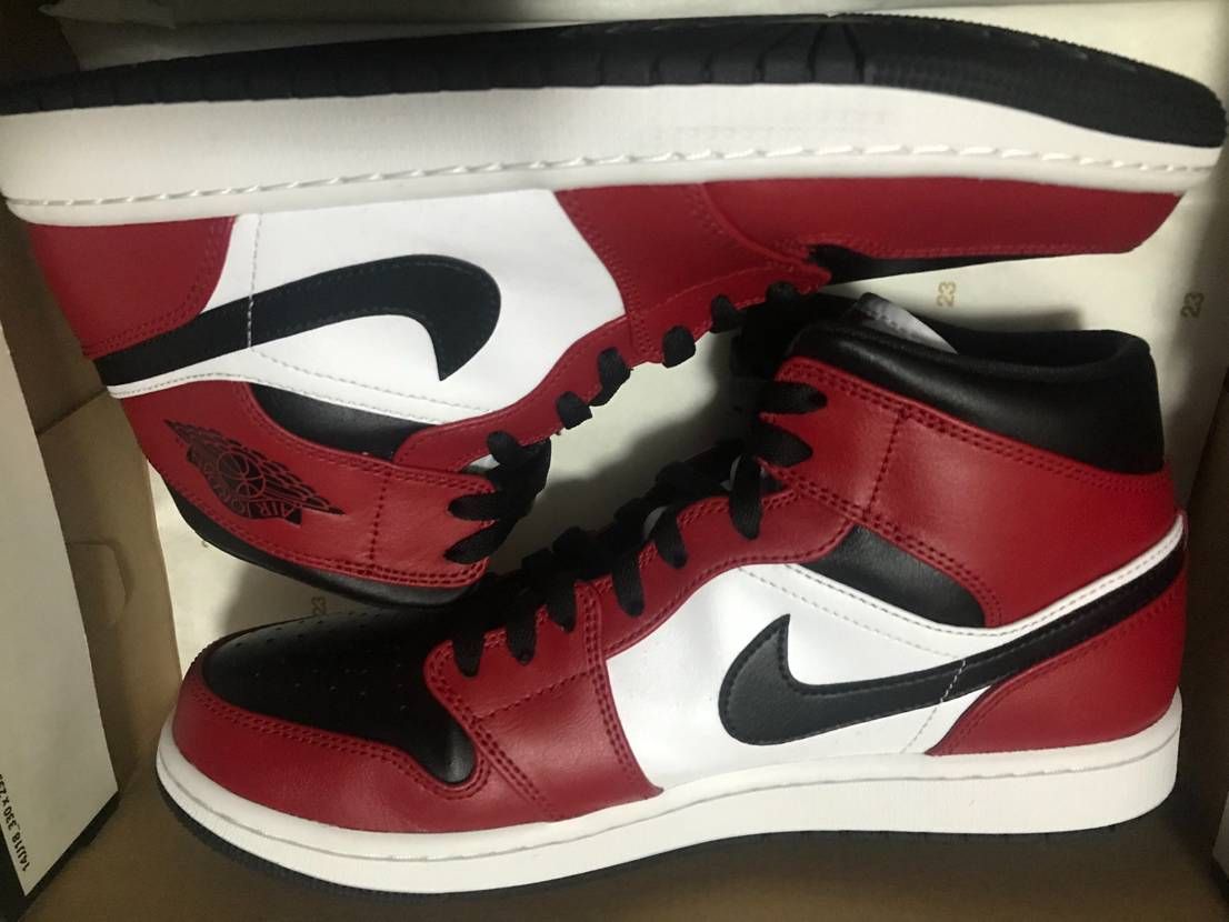 Nike Air Jordan 1 Mid "Chicago Black Toe"