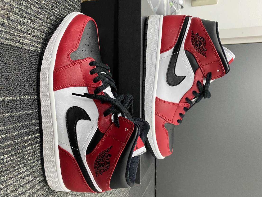 Nike Air Jordan 1 Mid "Chicago Black Toe"