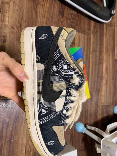 Travis Scott × Nike SB Dunk Low "Black/Parachute Beige"
